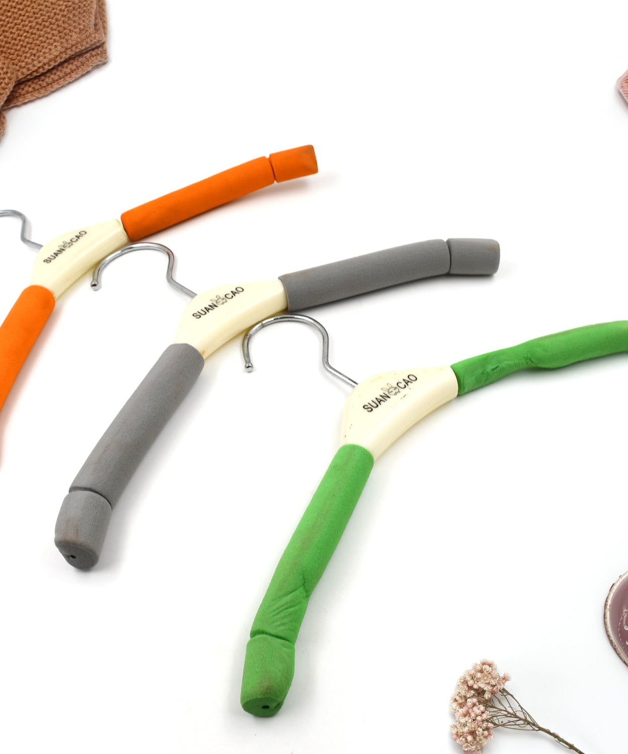 Solid Sponge Hanger Non-Slip Hanger (1 Pc / Mix Color / B Grade)