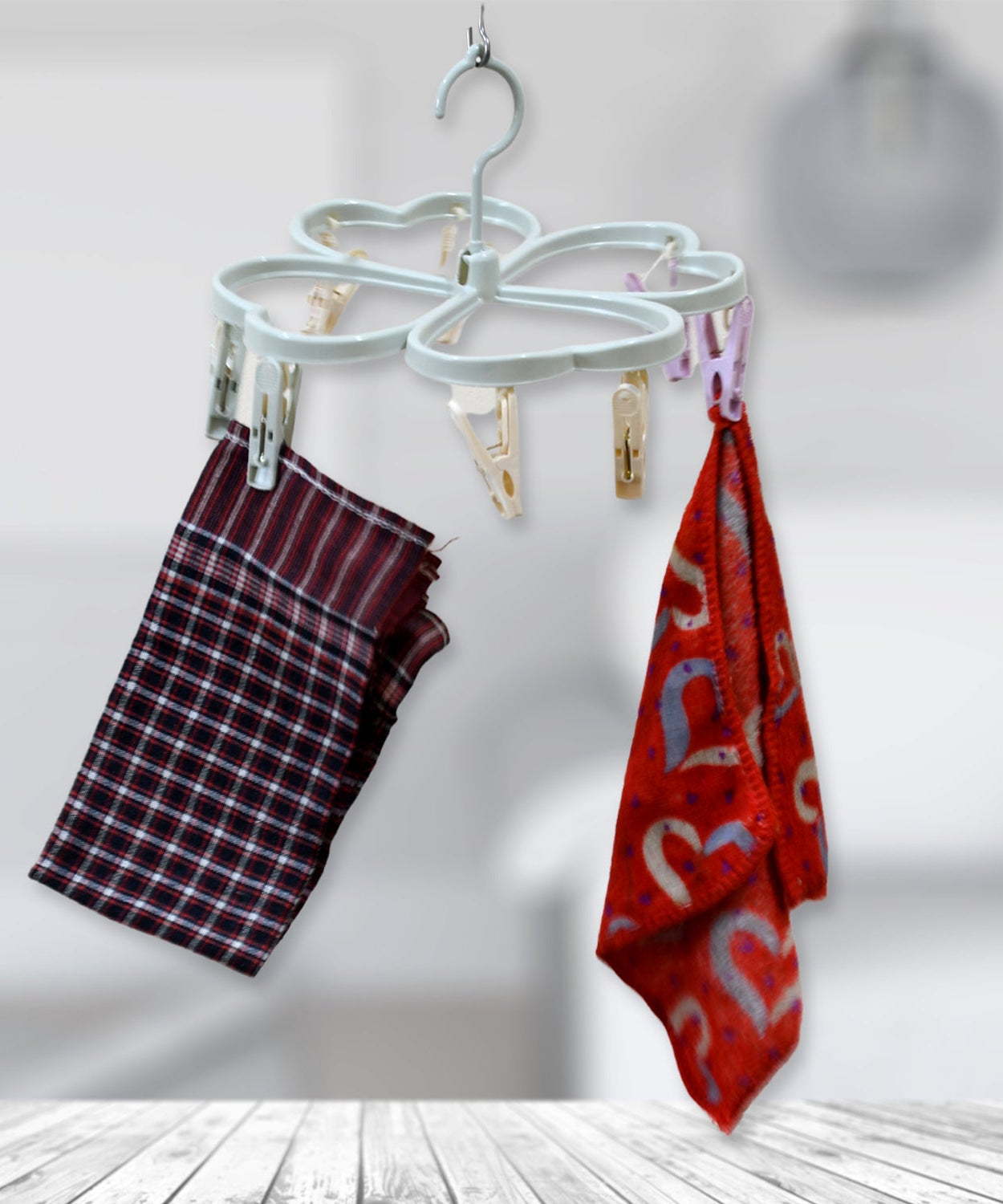 Heart-shaped clothes drying rack with 8 clips