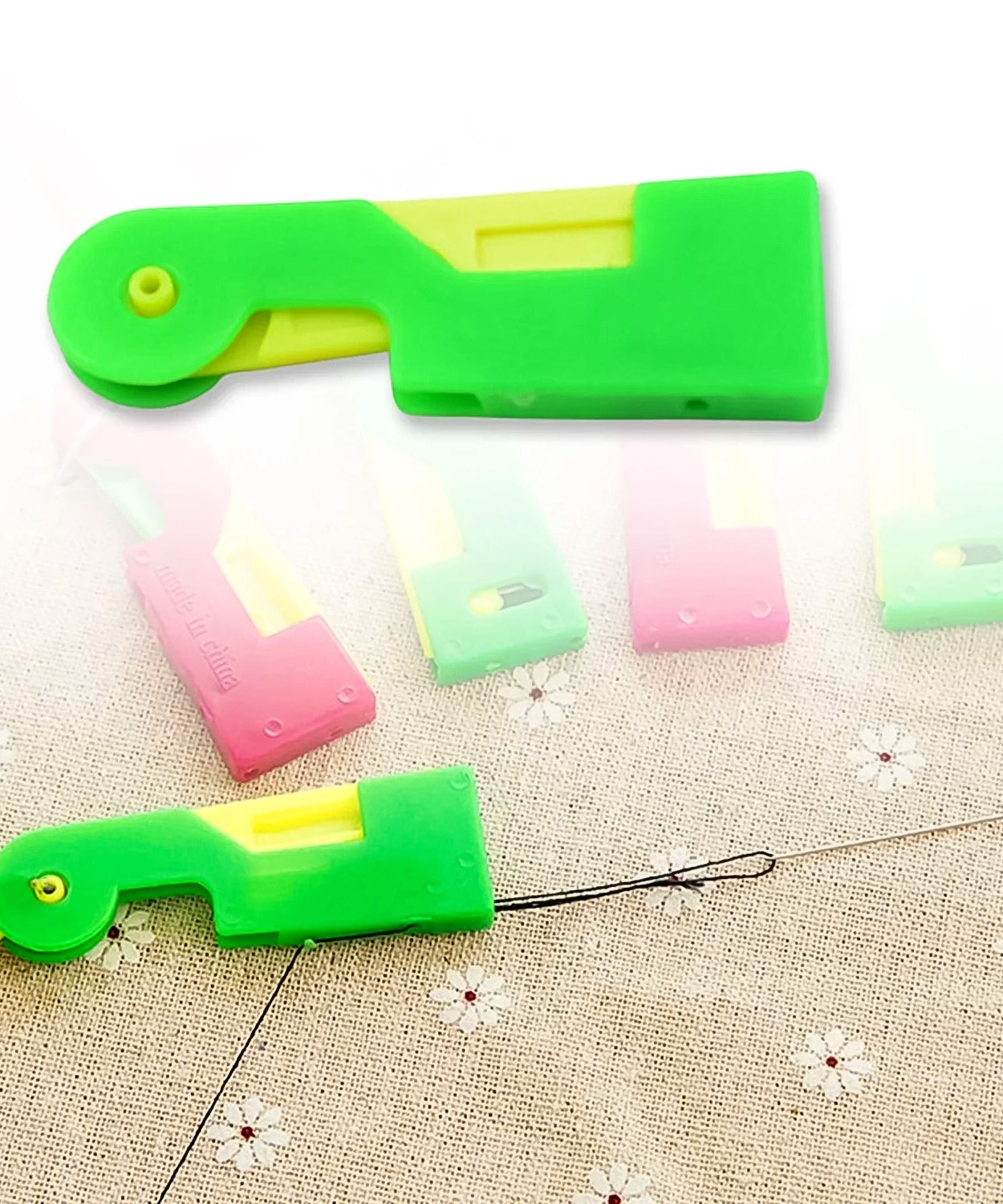 Automatic needle threading device in multicolour with clear instructions