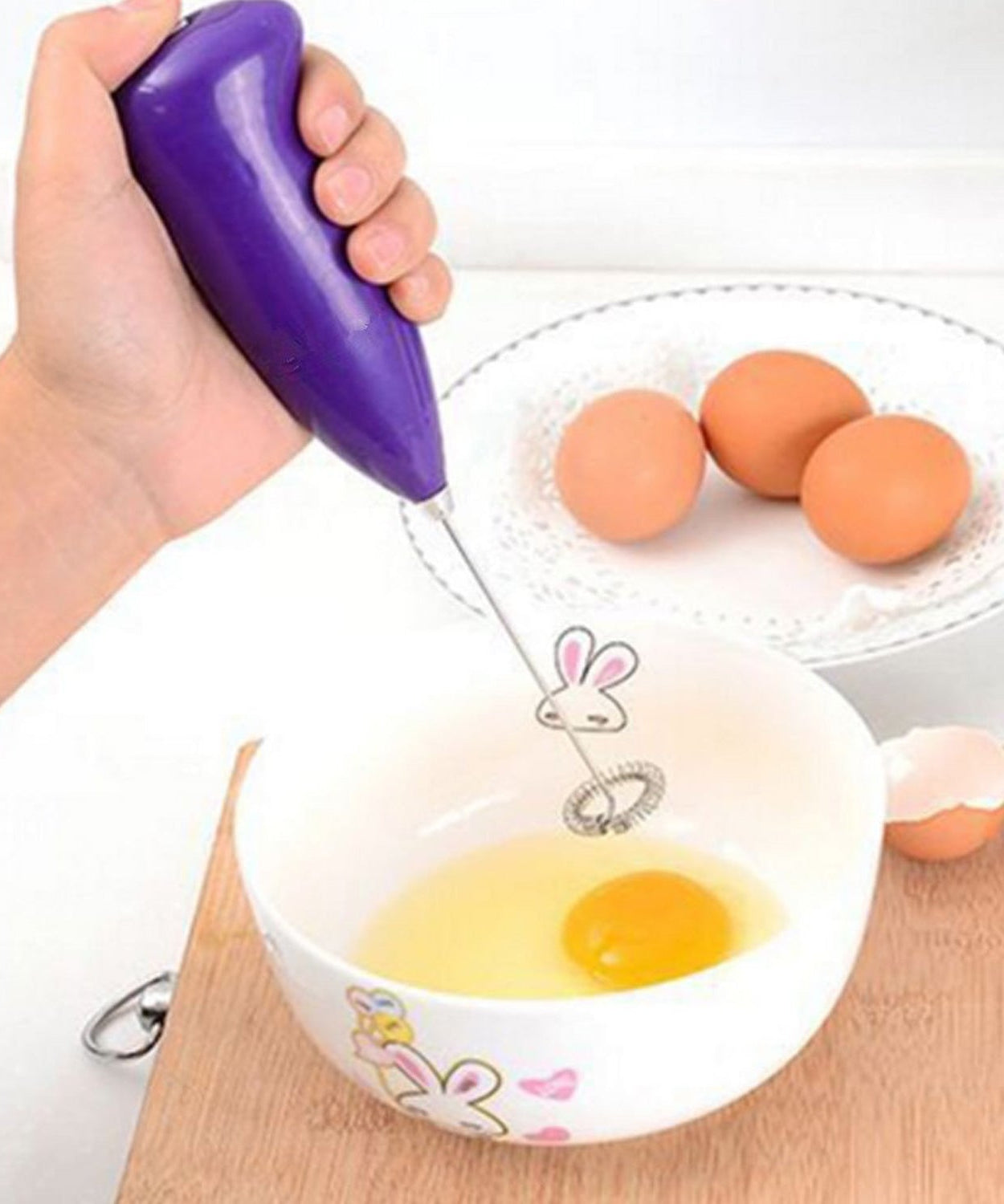 Hand blender for mixing and blending food.