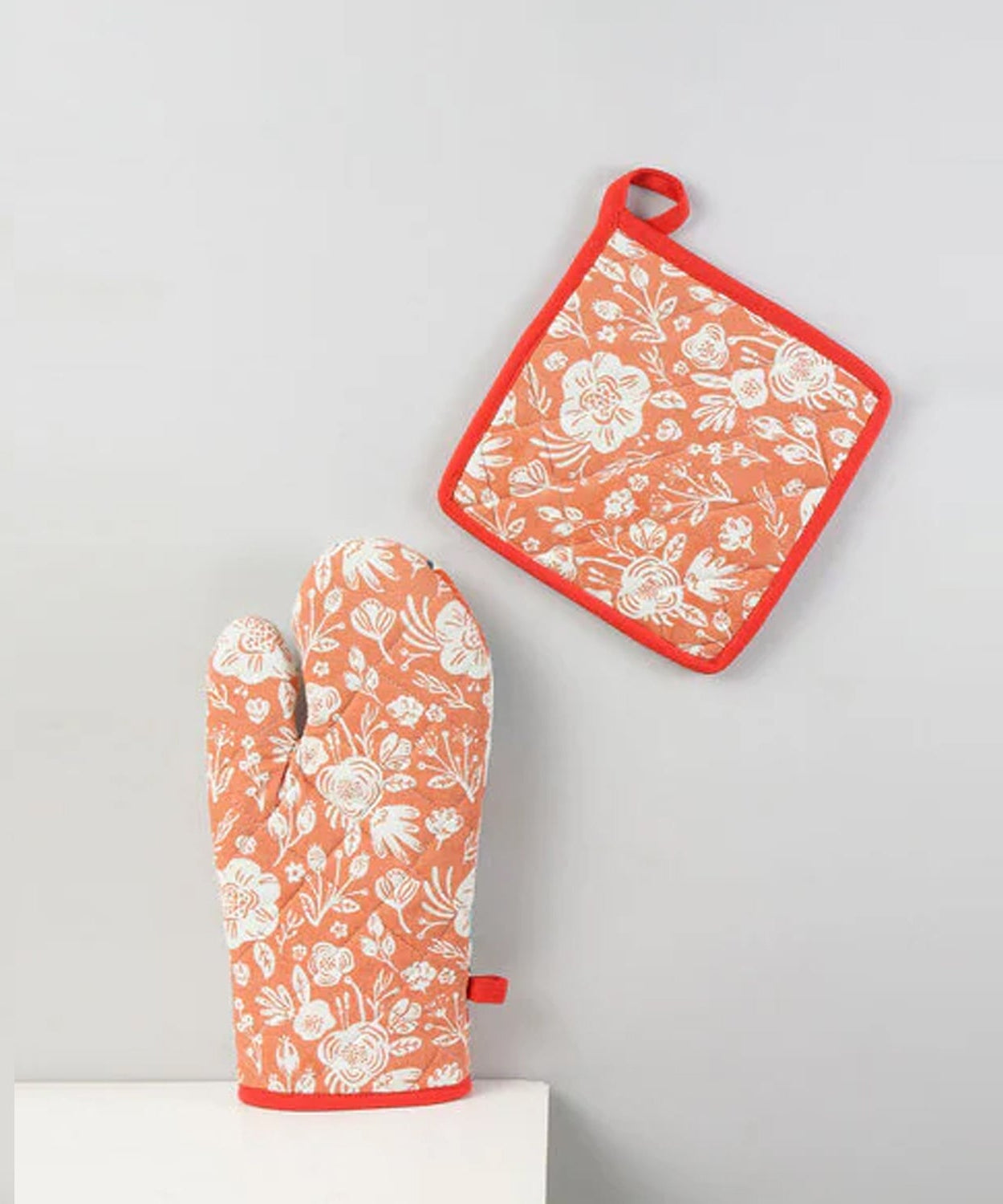 Kitchen oven mitts made of professional-grade cotton