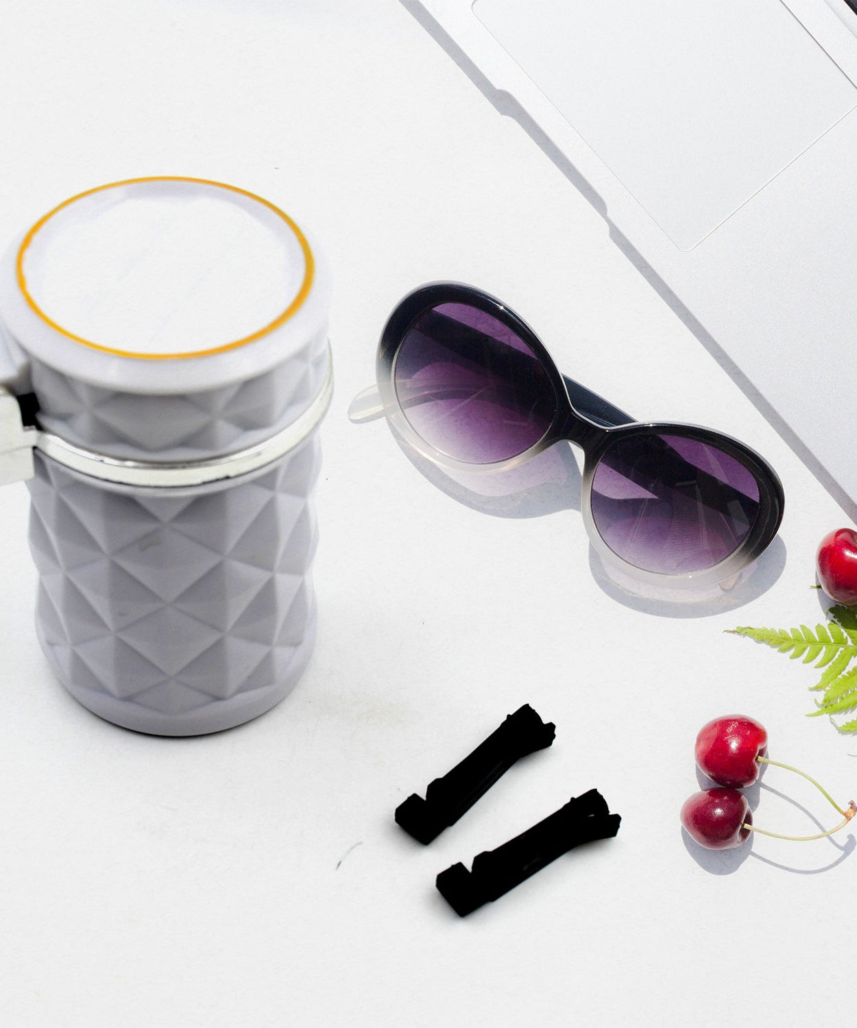 Car cupholder ashtray with LED light, portable and ideal for cigars