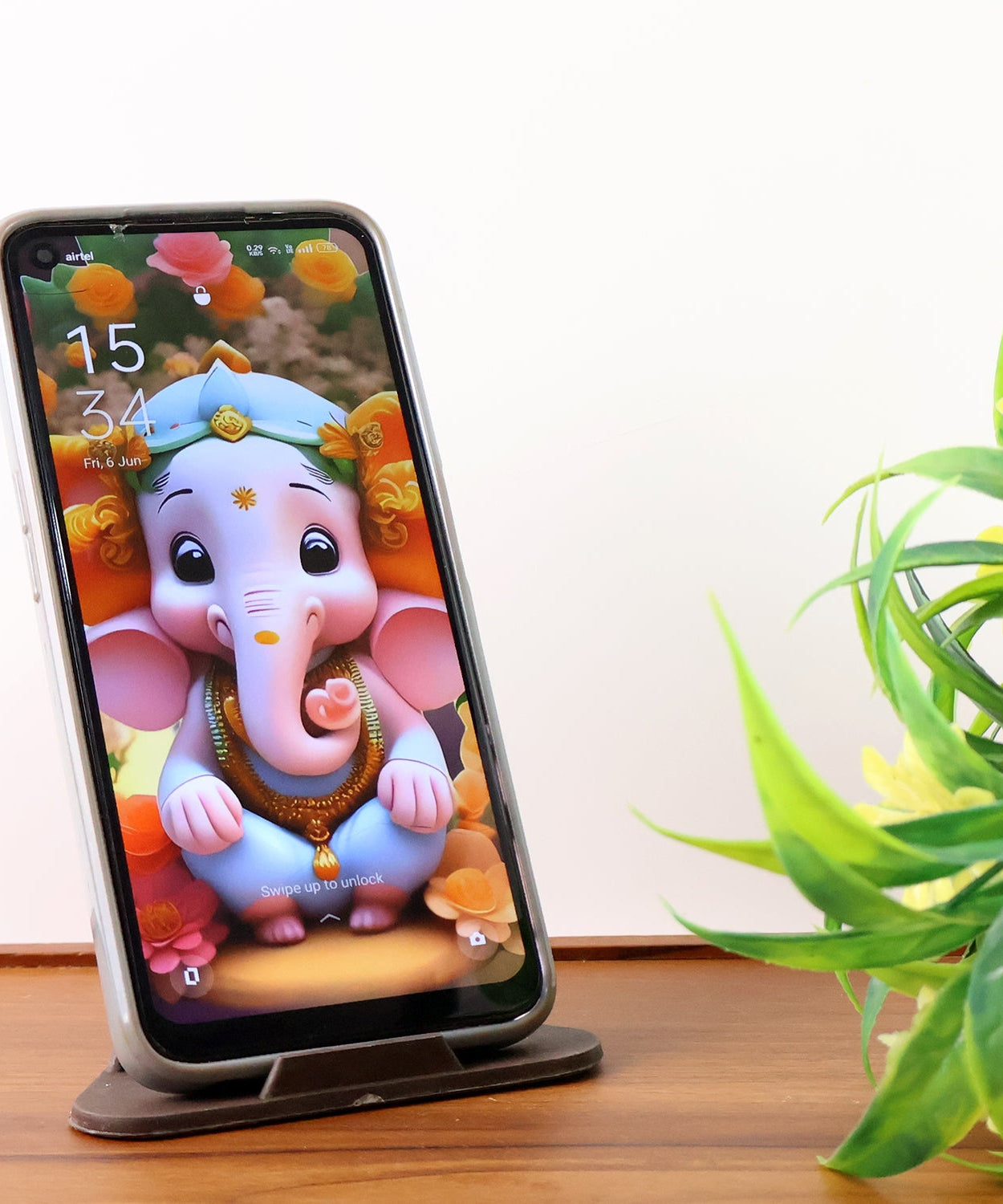 Triple Angle Pyramid Stand 