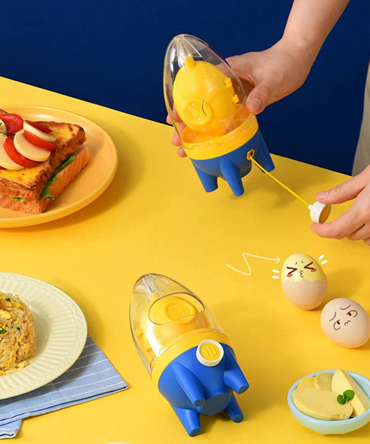 Manual egg yolk mixer