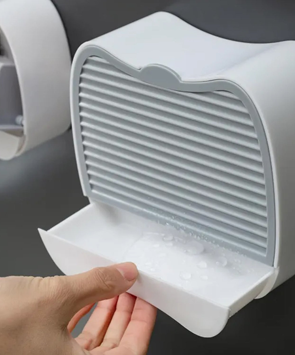 Soap box with flip-top and drainage system, ideal for bathroom use.