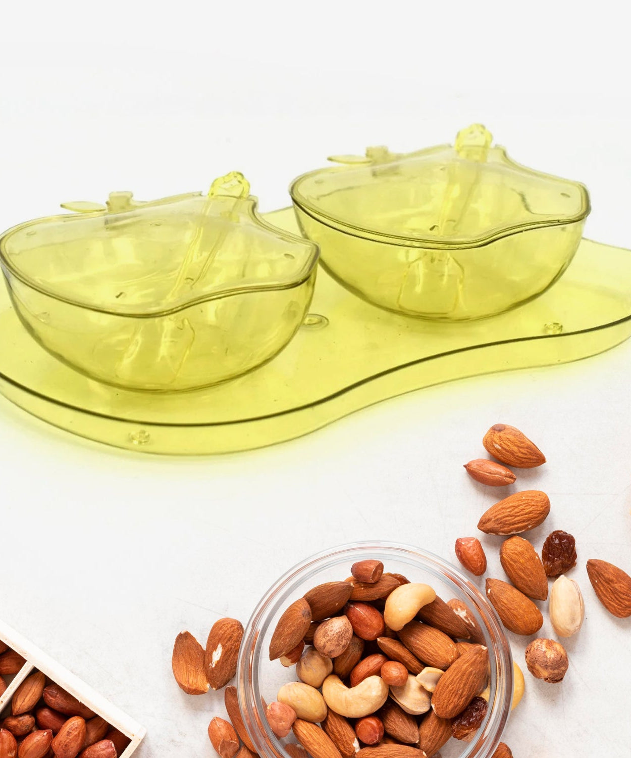 Apple-shaped serving tray