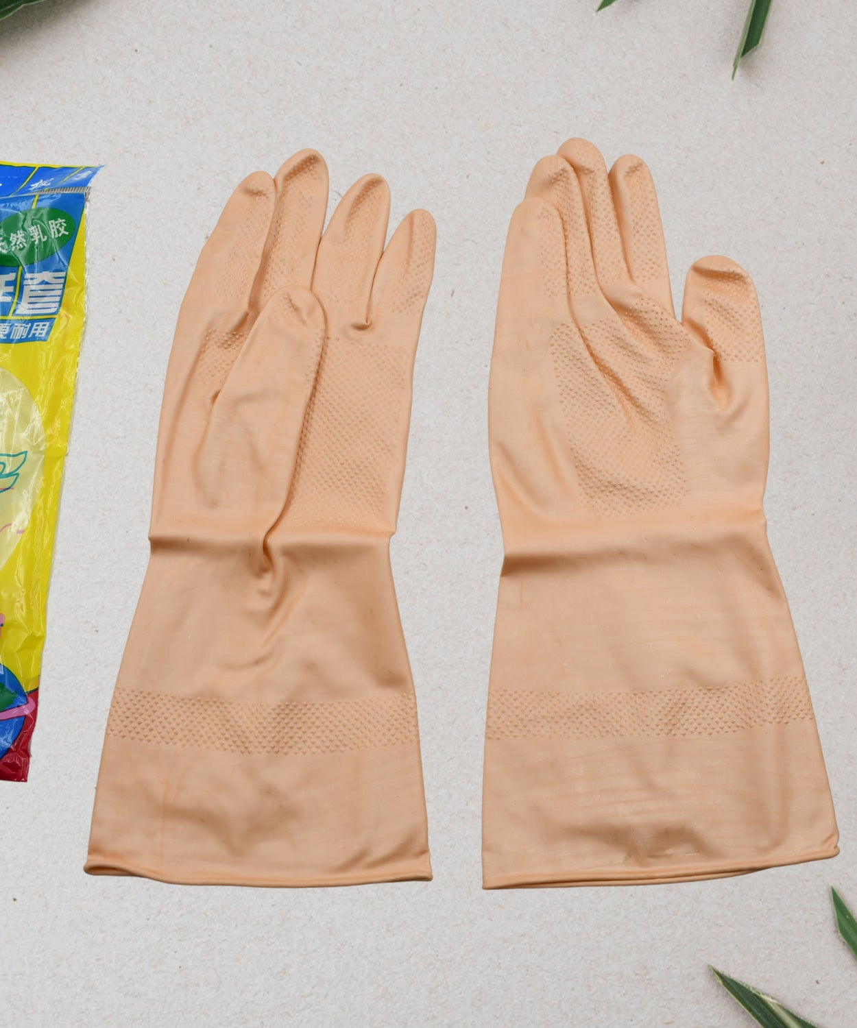 Reusable natural rubber cleaning gloves