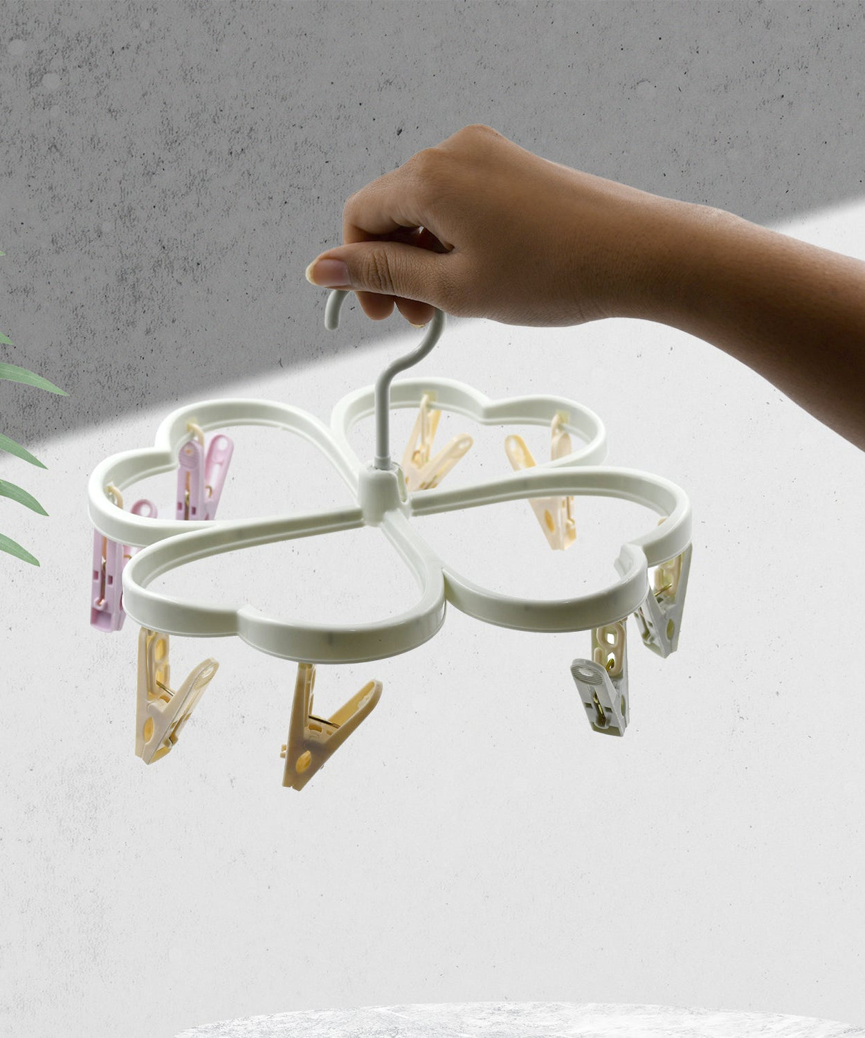 Heart-shaped rack with clips for drying clothes