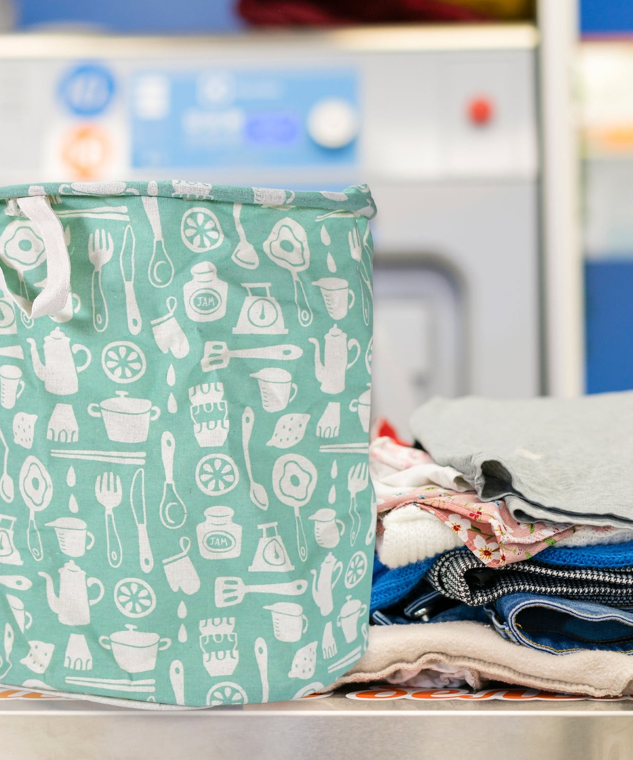 Collapsible laundry storage bag with handles