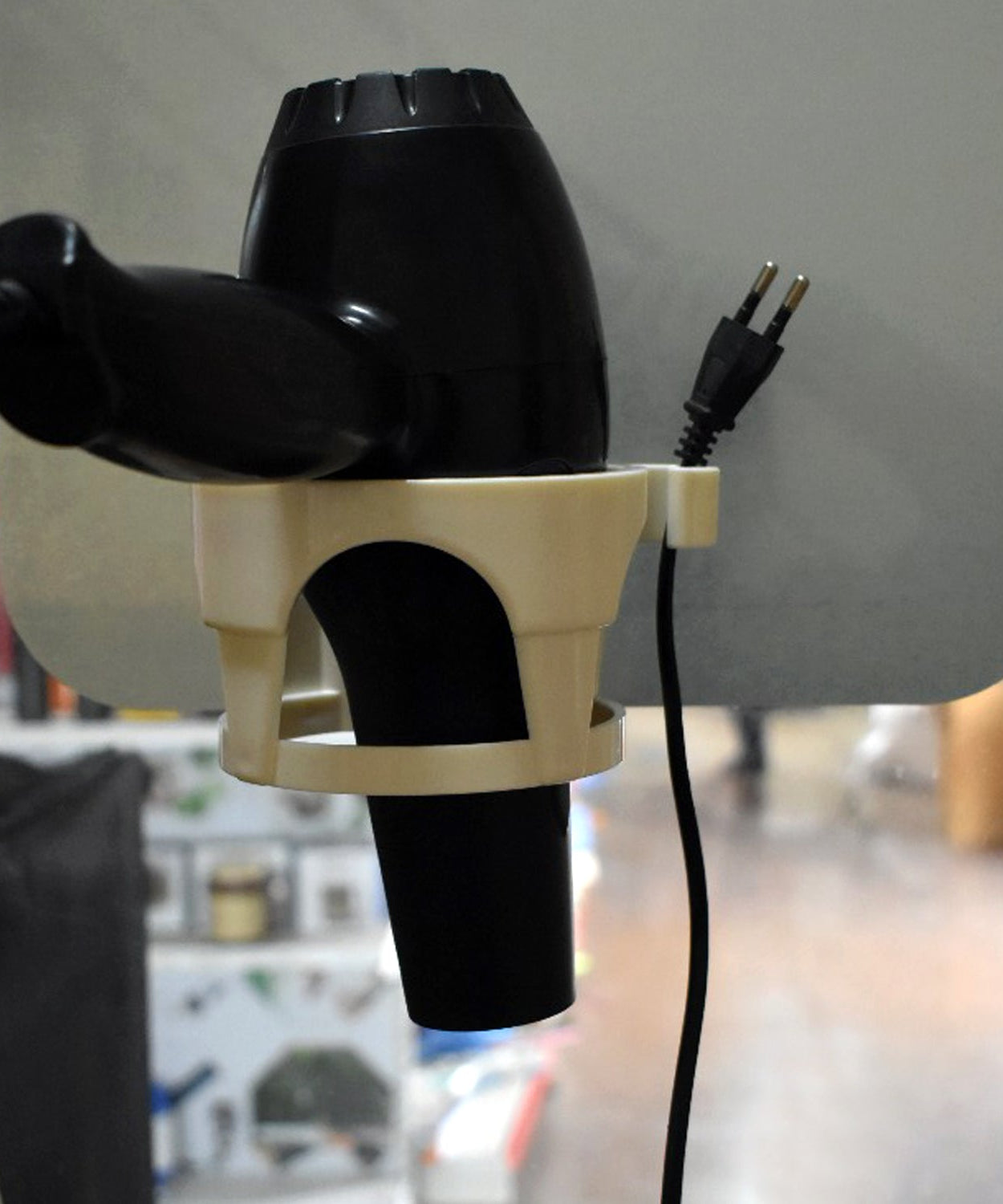 Hair holder with suction, ideal for household use