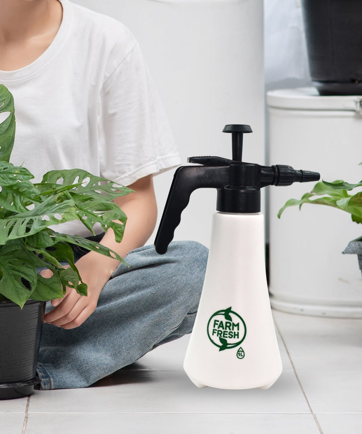1-litre garden sprayer with adjustable nozzle