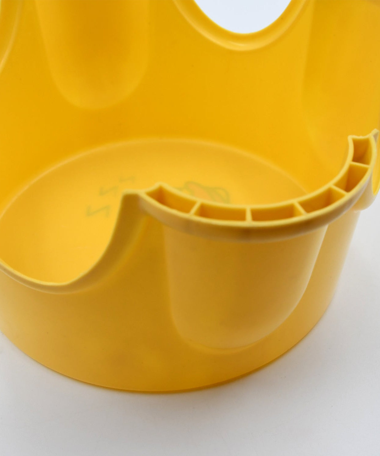 Compact plastic stool, anti-slip, strong for indoor and outdoor use, perfect for bathroom and kitchen.