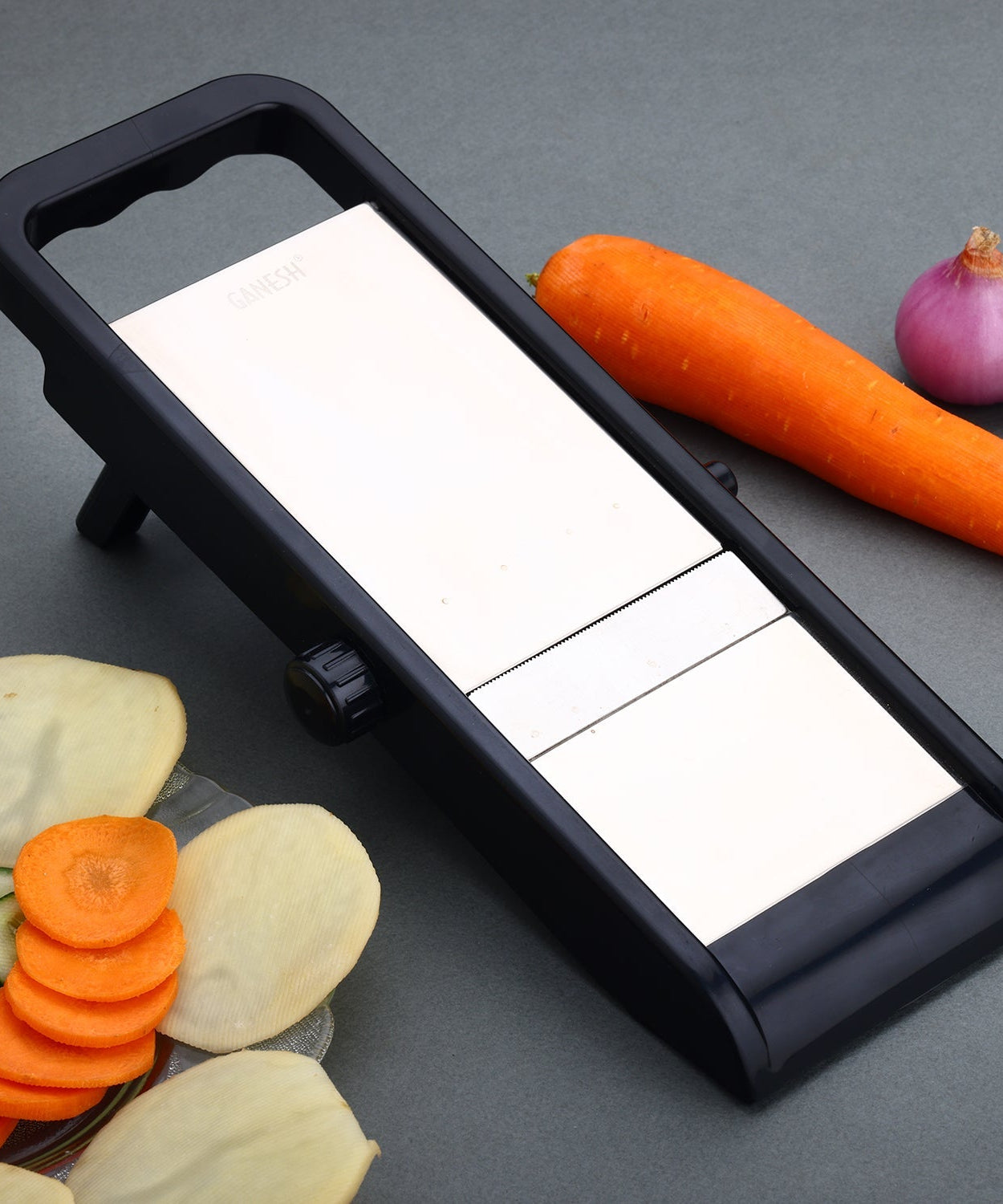 Multipurpose slicer and grater for potatoes and onions, adjustable.