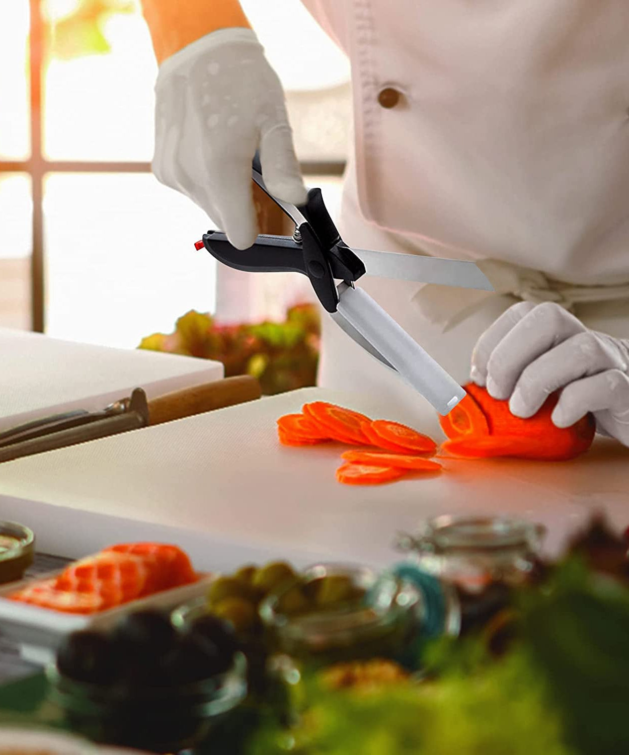 2-in-1 chopper and slicer for fruits and vegetables with a convenient handle.