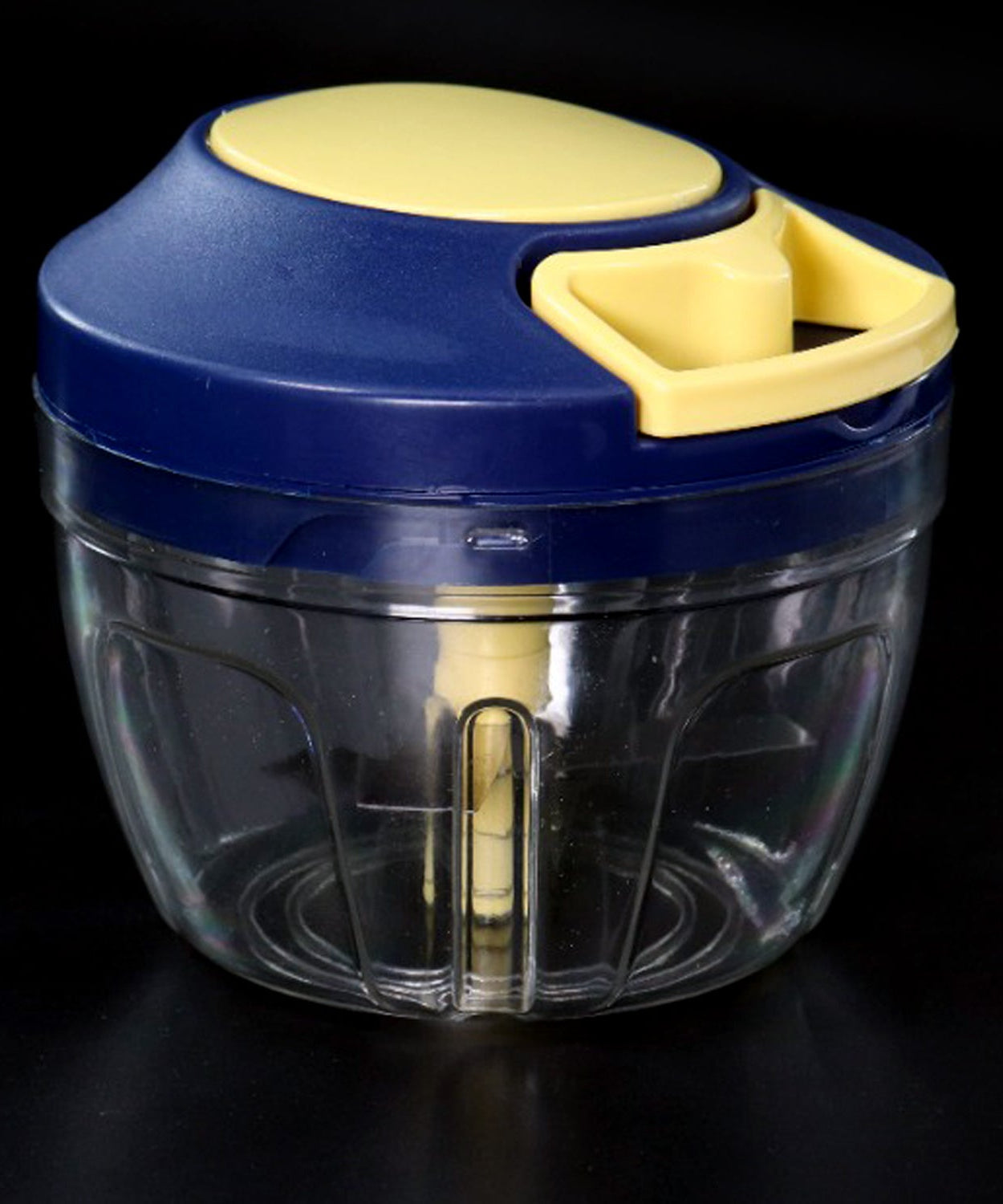 Chopper with 650ml capacity for chopping fruits and vegetables