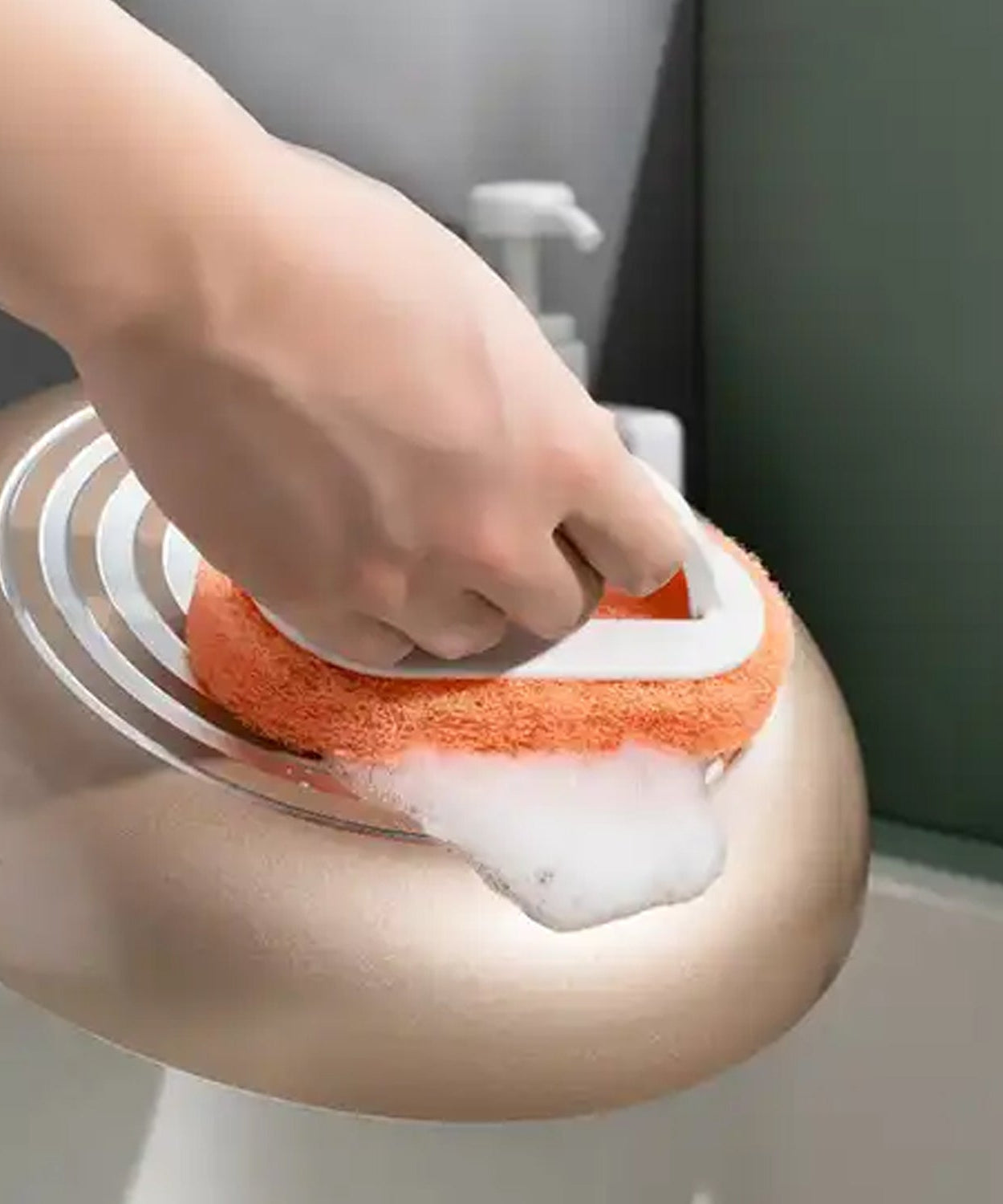 Kitchen sink brush with handle, effective for cleaning