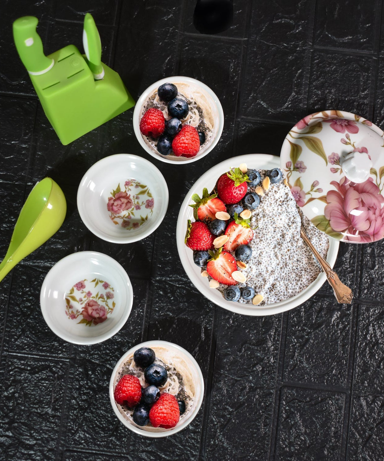 5-piece cutlery set for various dishes.