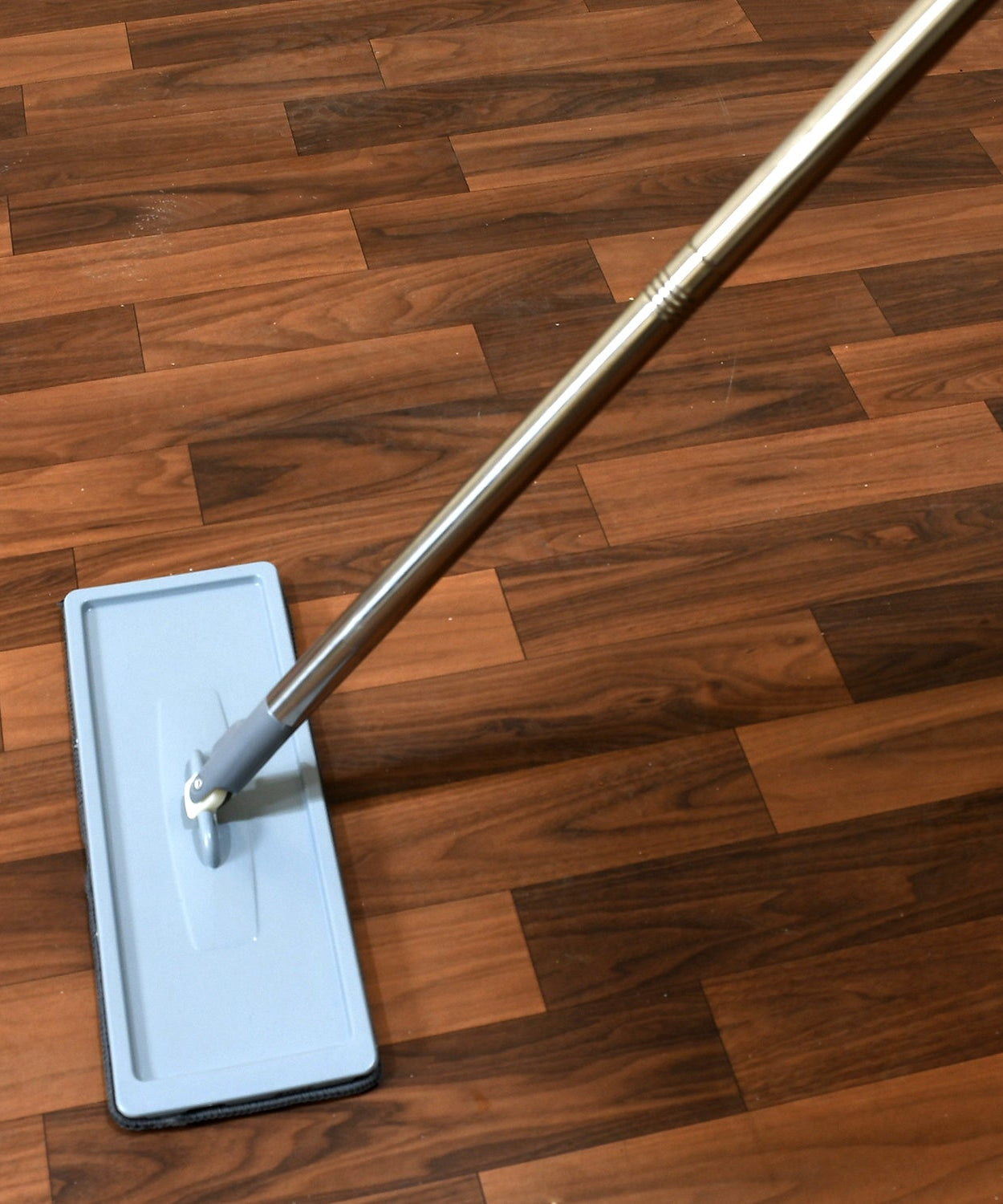 Mop head with 360° rotation for thorough cleaning