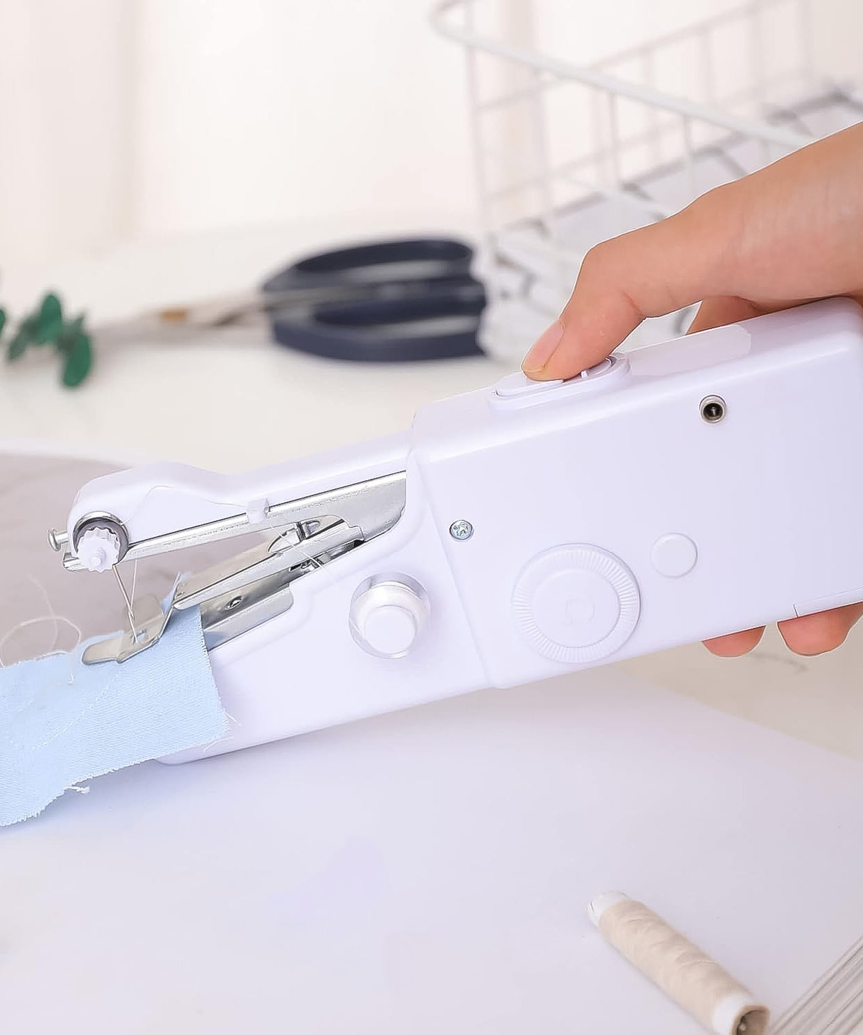 Handheld Portable Mini Electric Cordless Sewing Machine for Beginners