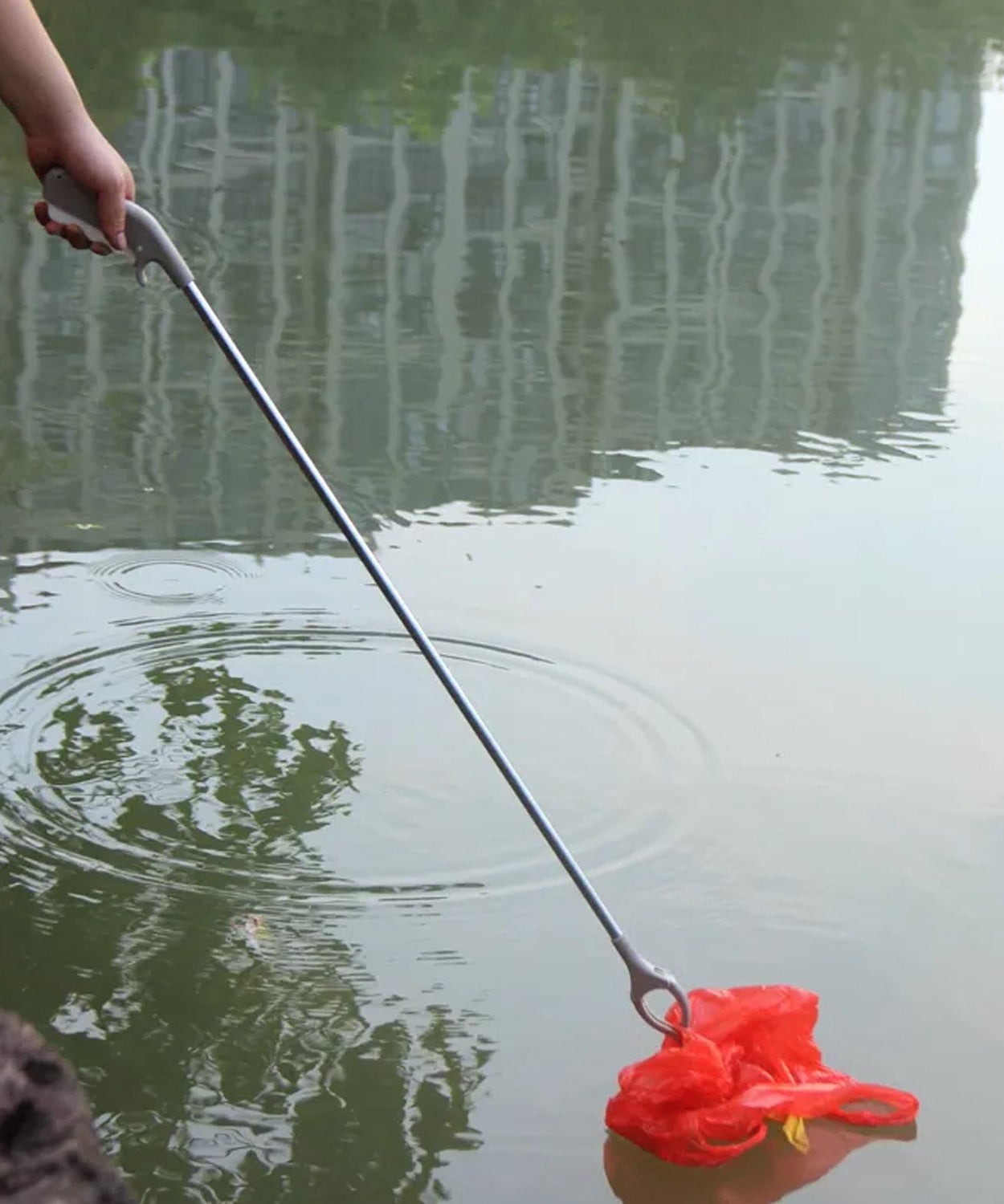 Flexible garbage picker tool