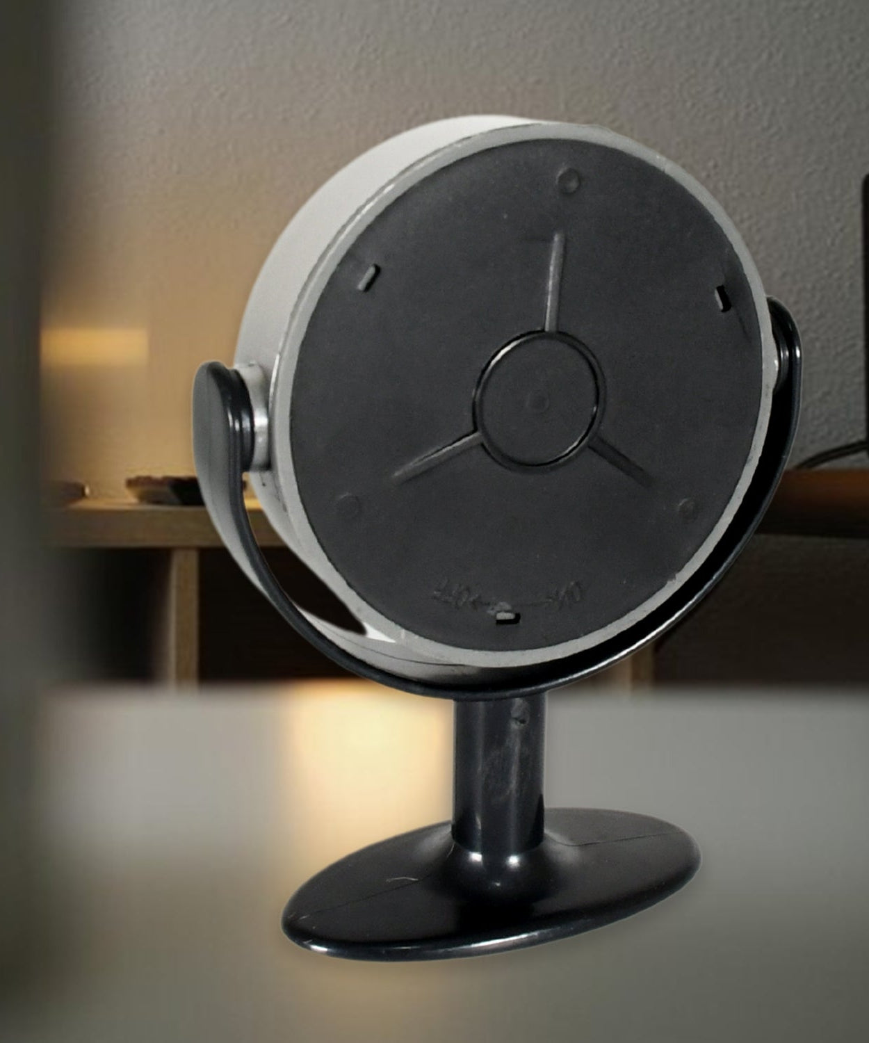 Multifunctional Magnetic LED Flashlight, High Quality waterproof light, Three Ultra-Bright LEDs, Battery Operated LED Light (Battery Not Included)