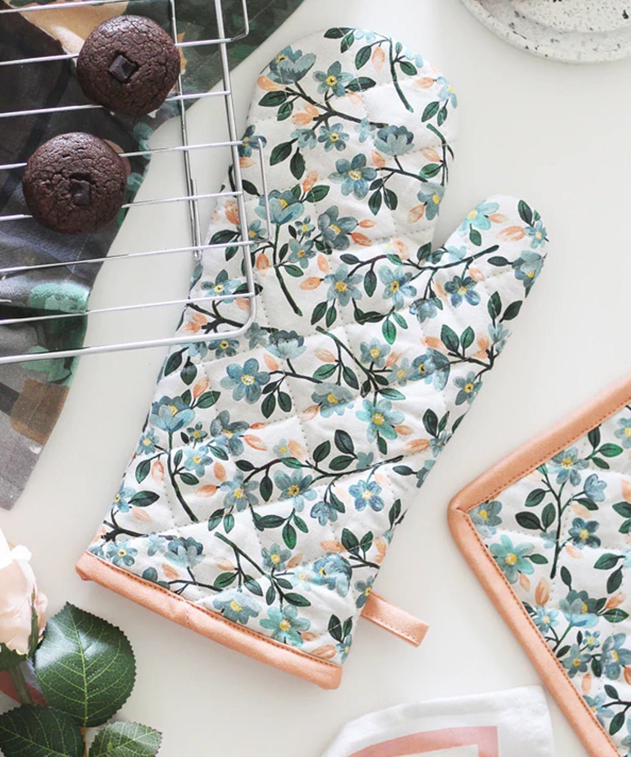 Cotton oven mitt gloves for professional kitchen use