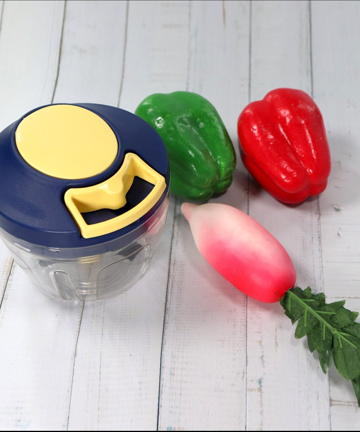 Chopper with sharp blades and 650ml capacity for kitchen use