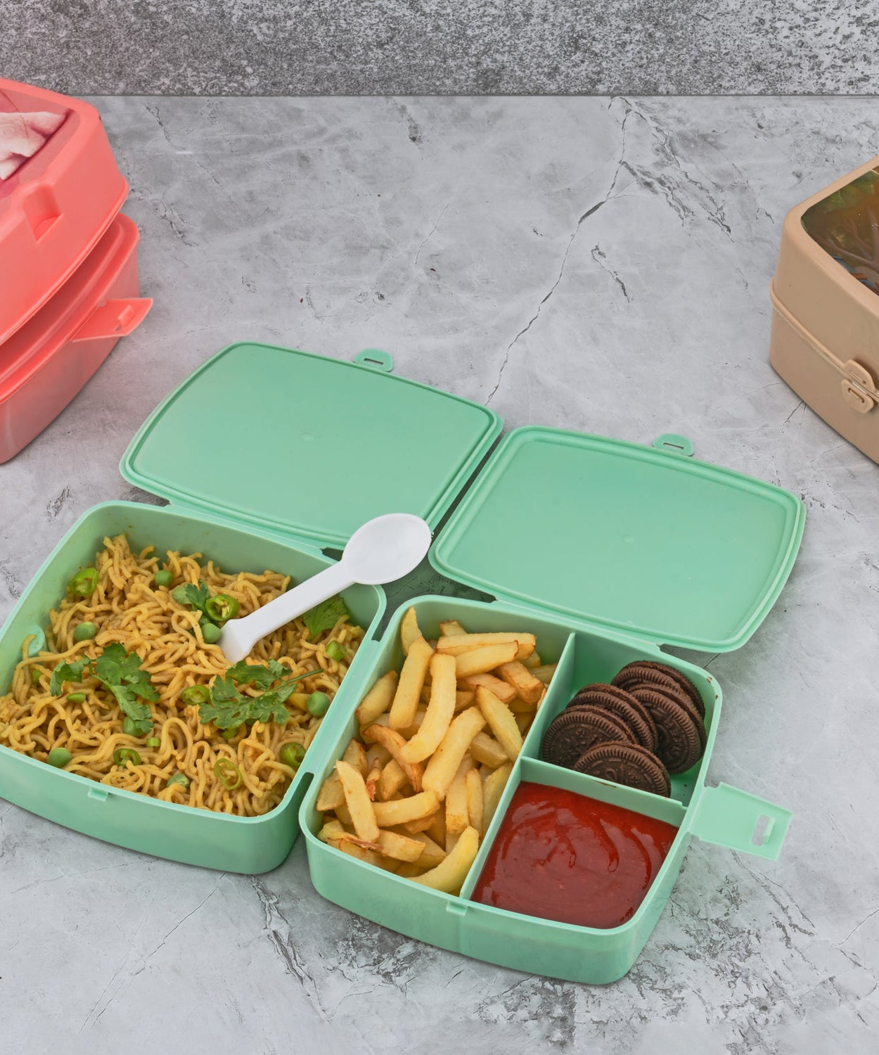 Tiffin box with 4 compartments and spoon included