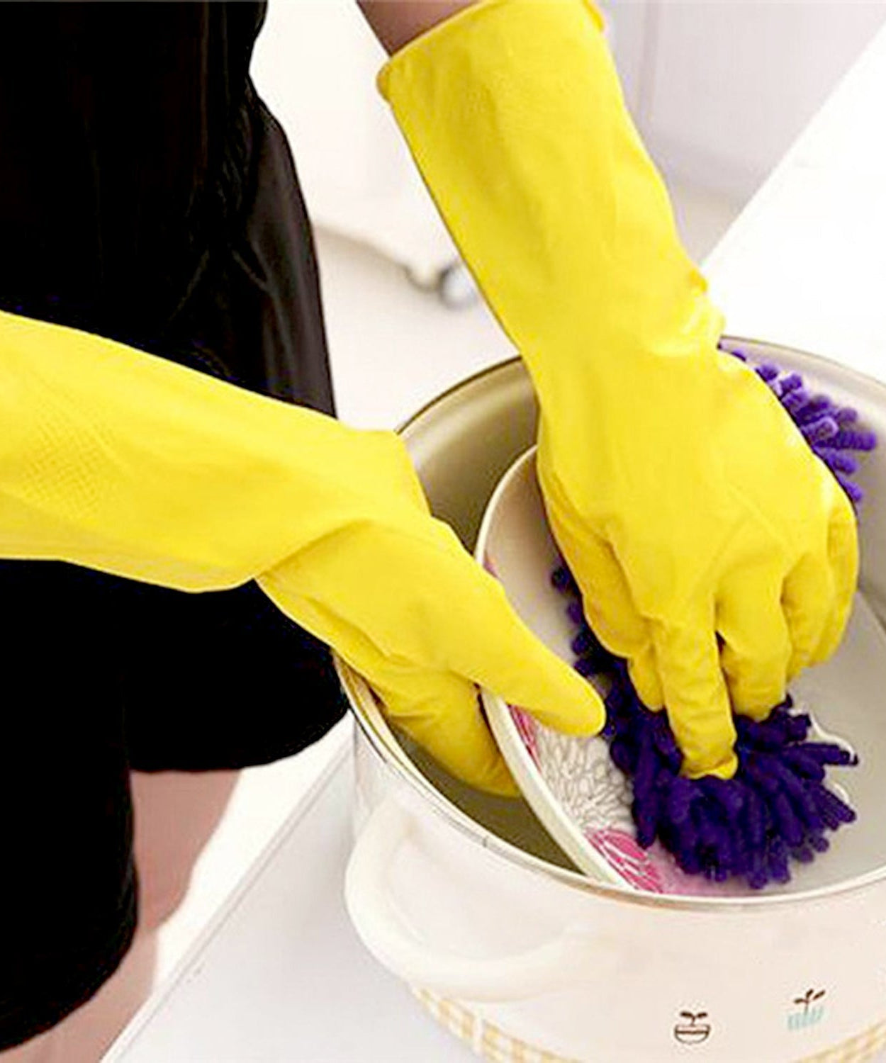 All-purpose rubber gloves ideal for cleaning tasks