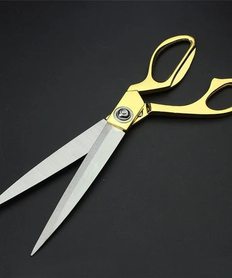 Scissor for cutting cloths