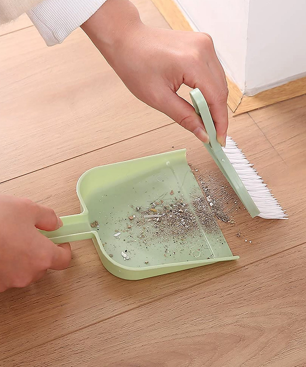 Mini cleaning set with dustpan and brush for multipurpose use