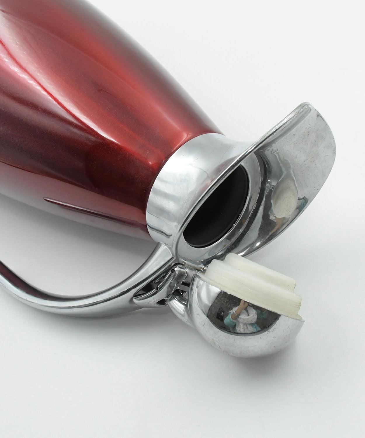 Stainless steel kettle jug, 2L vacuum insulated, perfect for maintaining temperature.