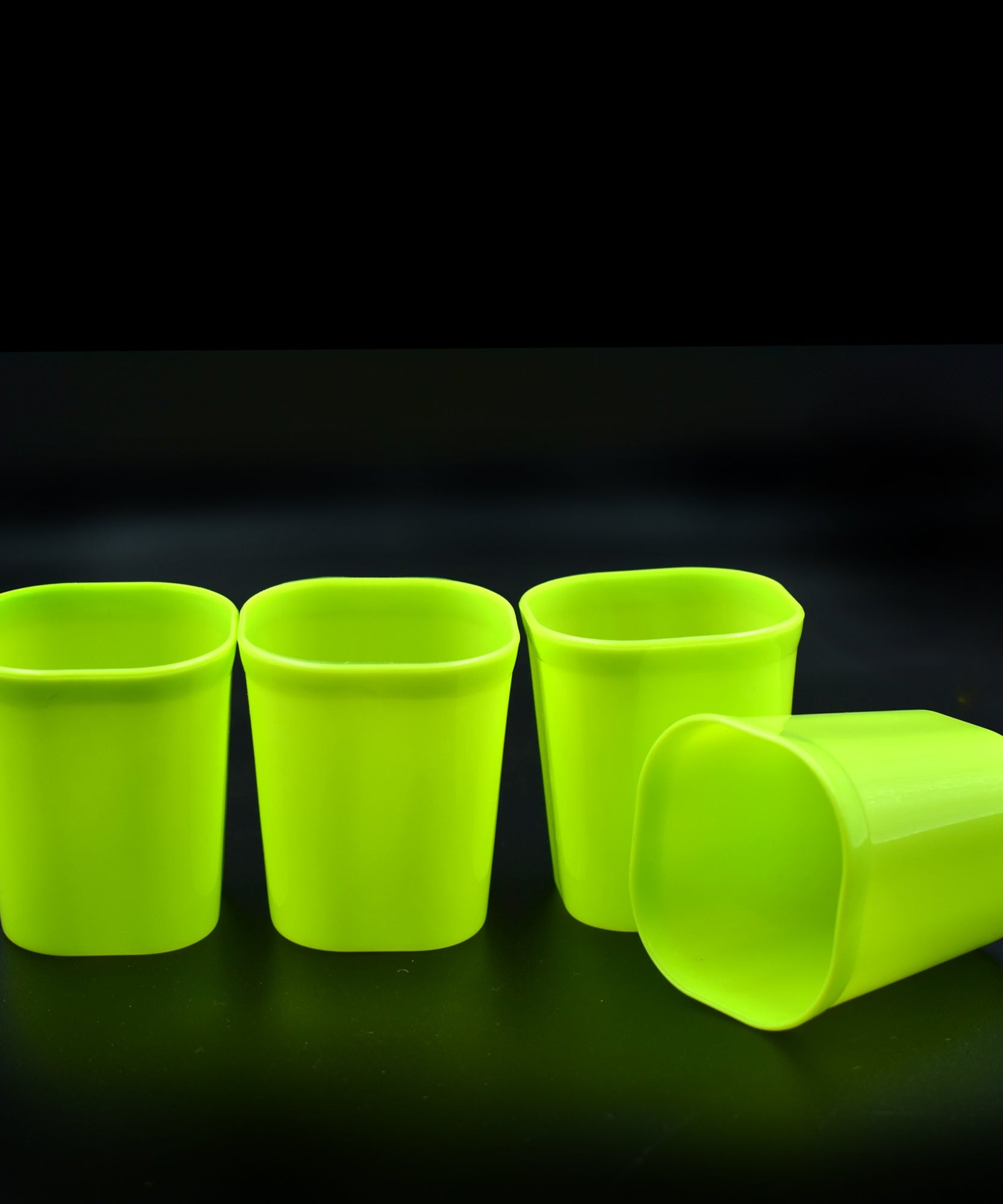 Plastic drinking glasses, set of 4, ideal for daily use.