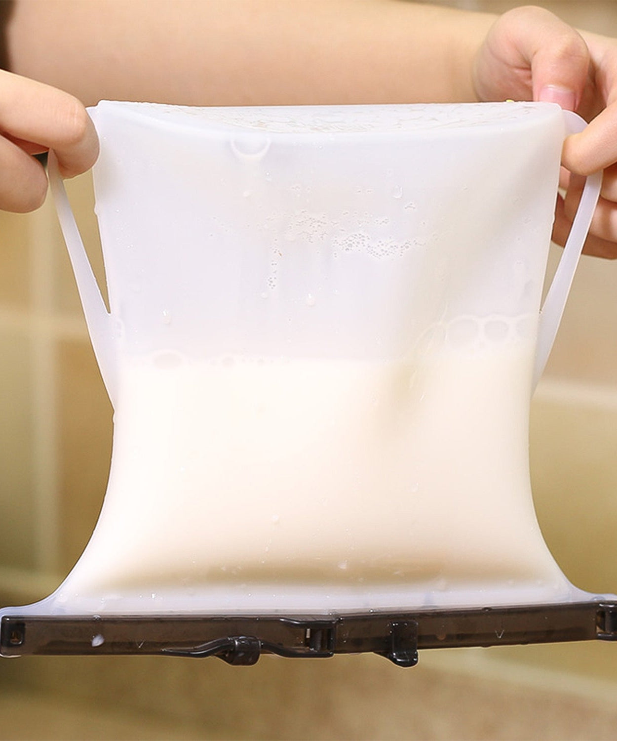 Reusable Silicone Food Storage Bag – Leakproof, Flat Bottom, Freezer & Microwave Safe, BPA-Free Snack & Sandwich Bag (1 Pc)