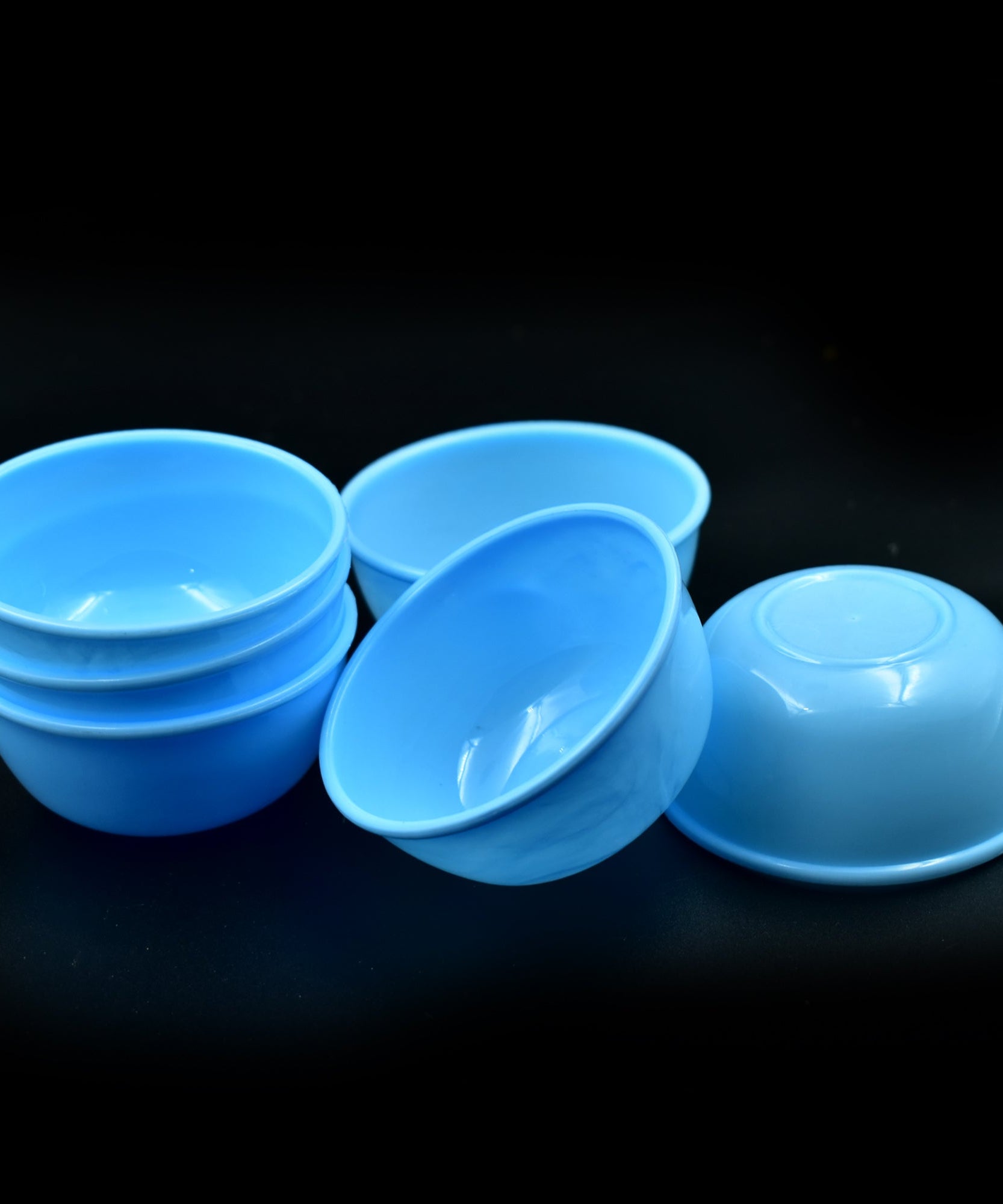 Set of 6 plastic bowls, microwave safe, durable.