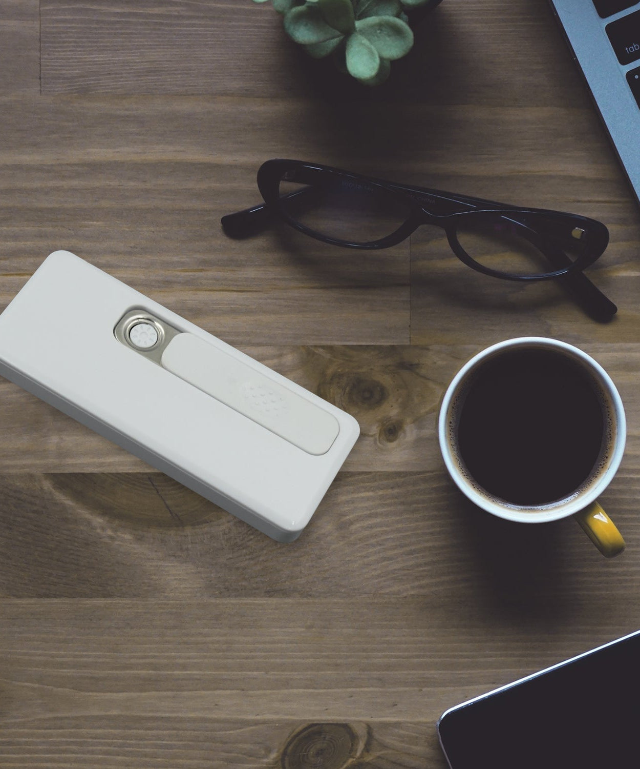 Stylish Electric USB Lighter for Men & Women (Rechargeable, Windproof)