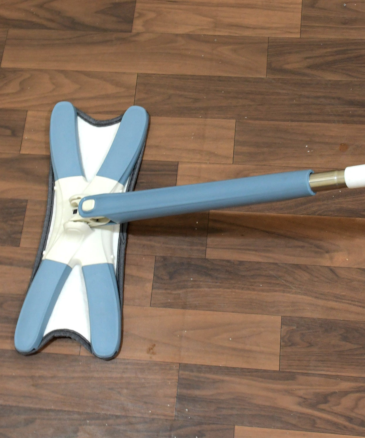 Easy squeeze flat mop for multi-surface home cleaning