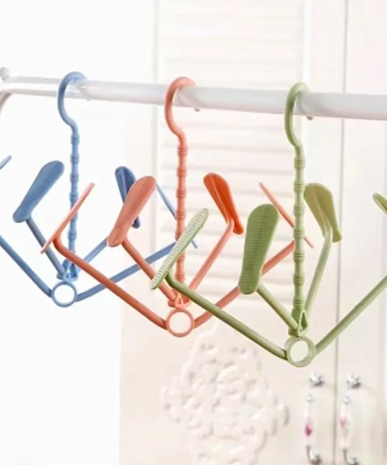 Hanging shoe rack, four rotating hooks, dual-use for wet and dry shoes.