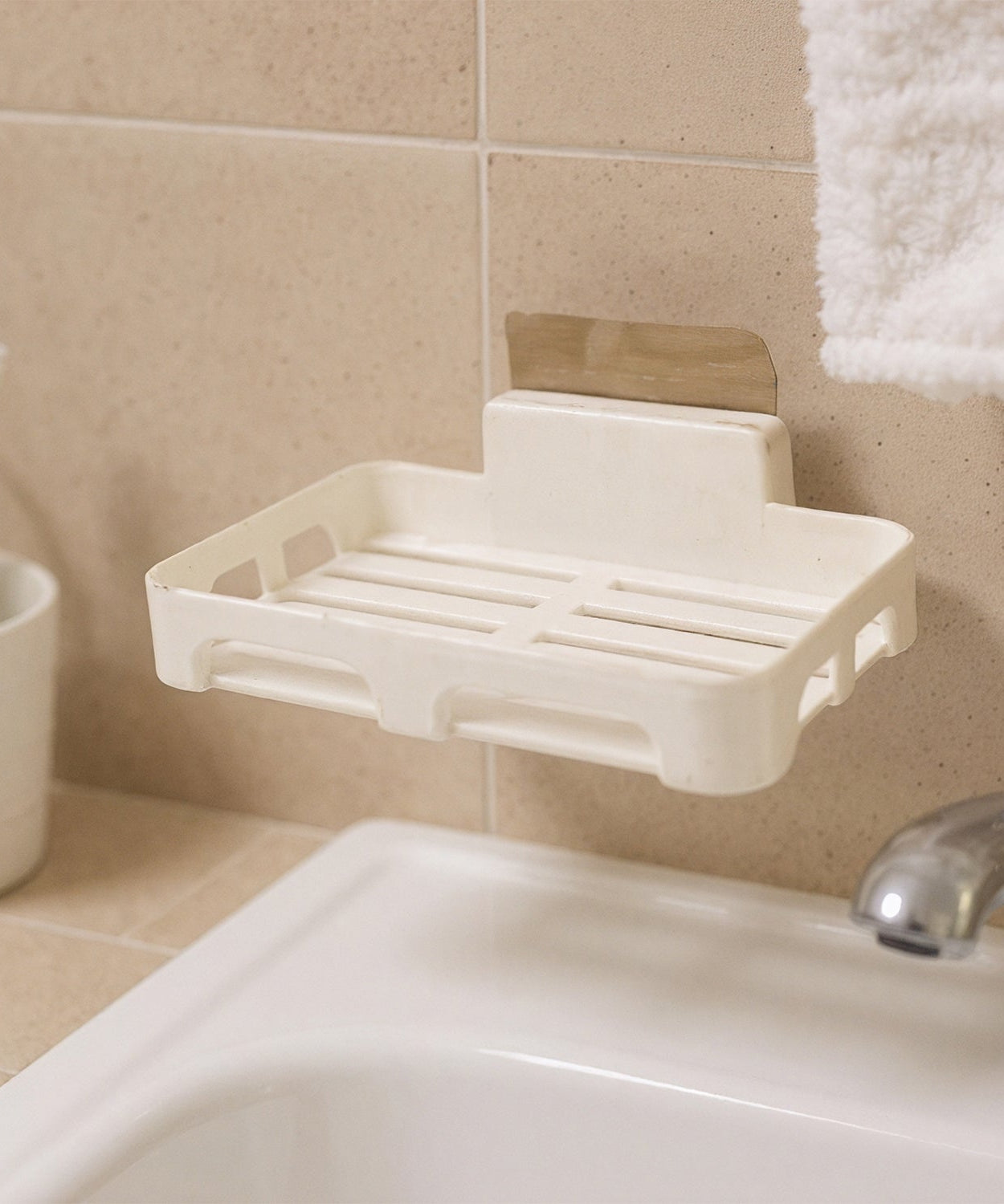 Self-Adhesive Wall Mount Plastic Soap Dish with Drain Slots