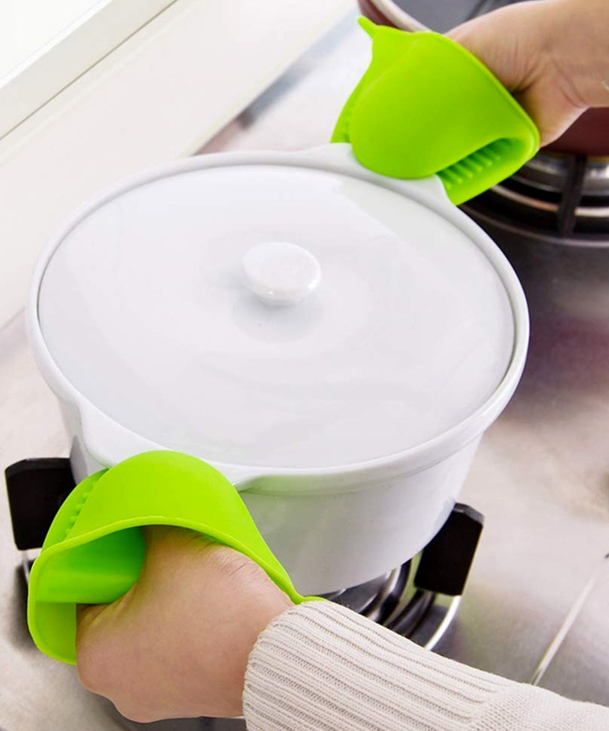 Silicone potholder with a heat-resistant design for kitchen use