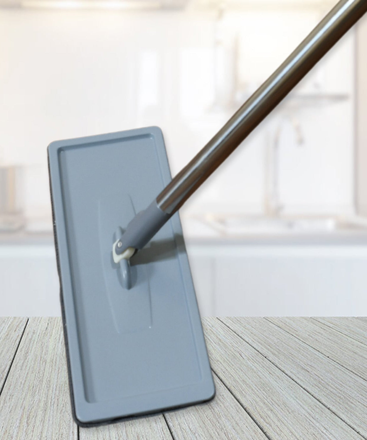 Mop with 360° rotation for easy maneuvering