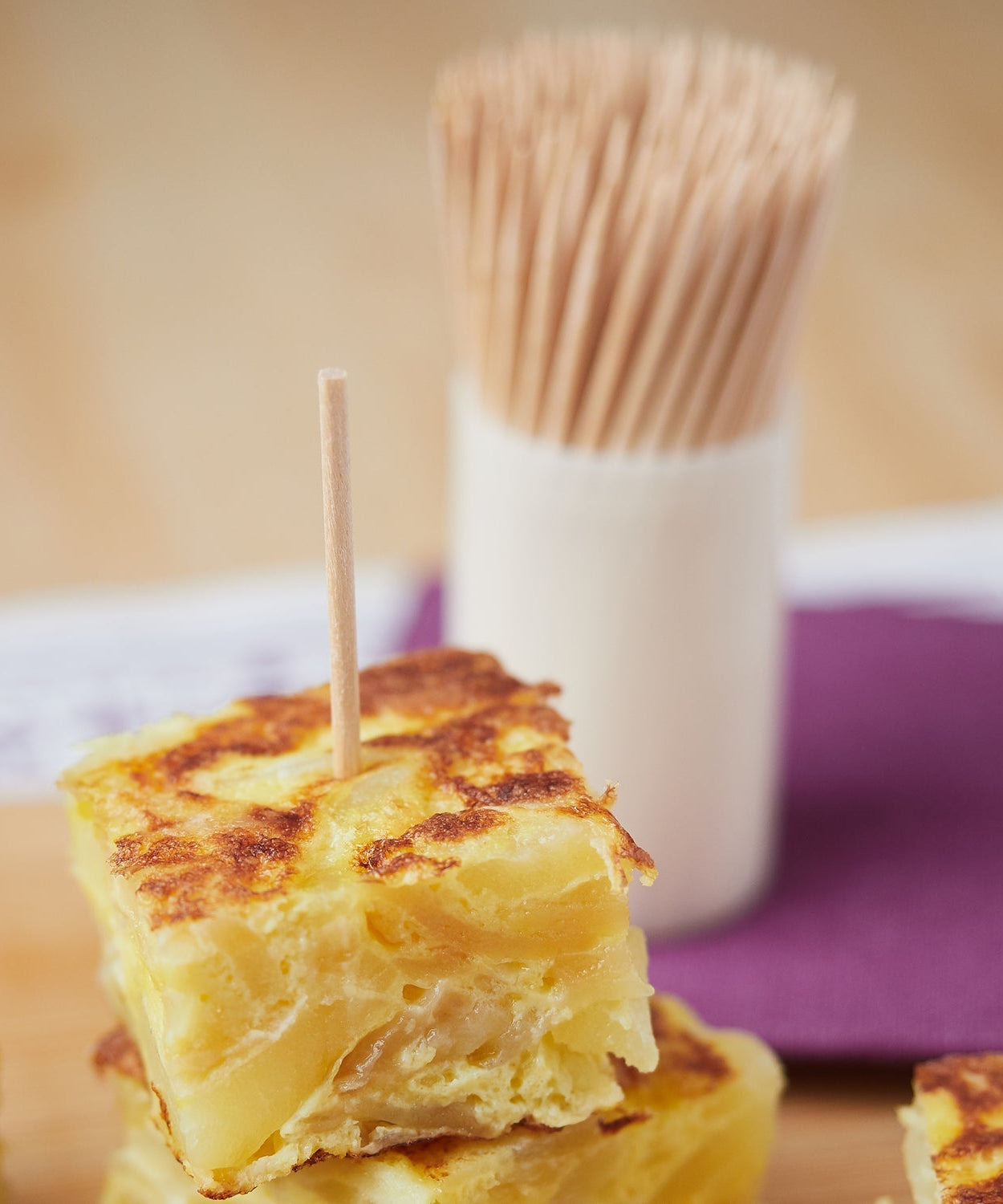 Dispenser box with wooden toothpicks