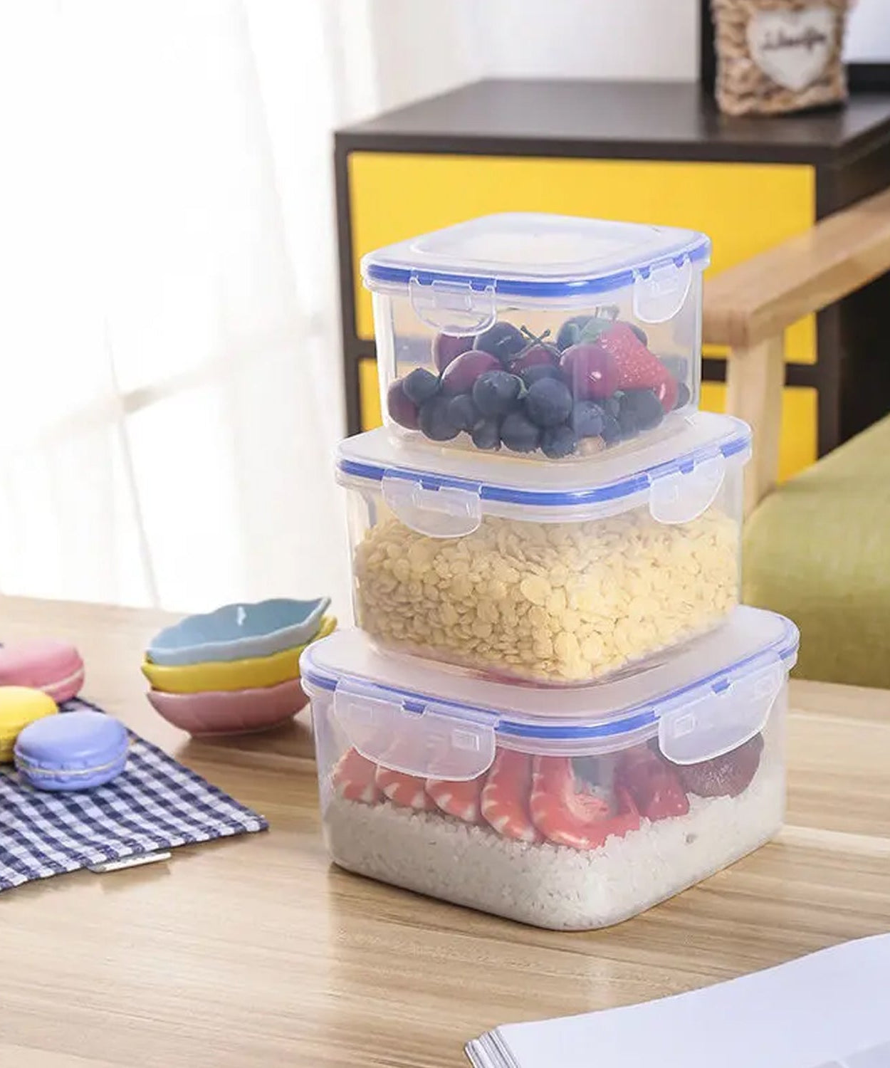 Kitchen storage containers, set of 3 with lockable lids.
