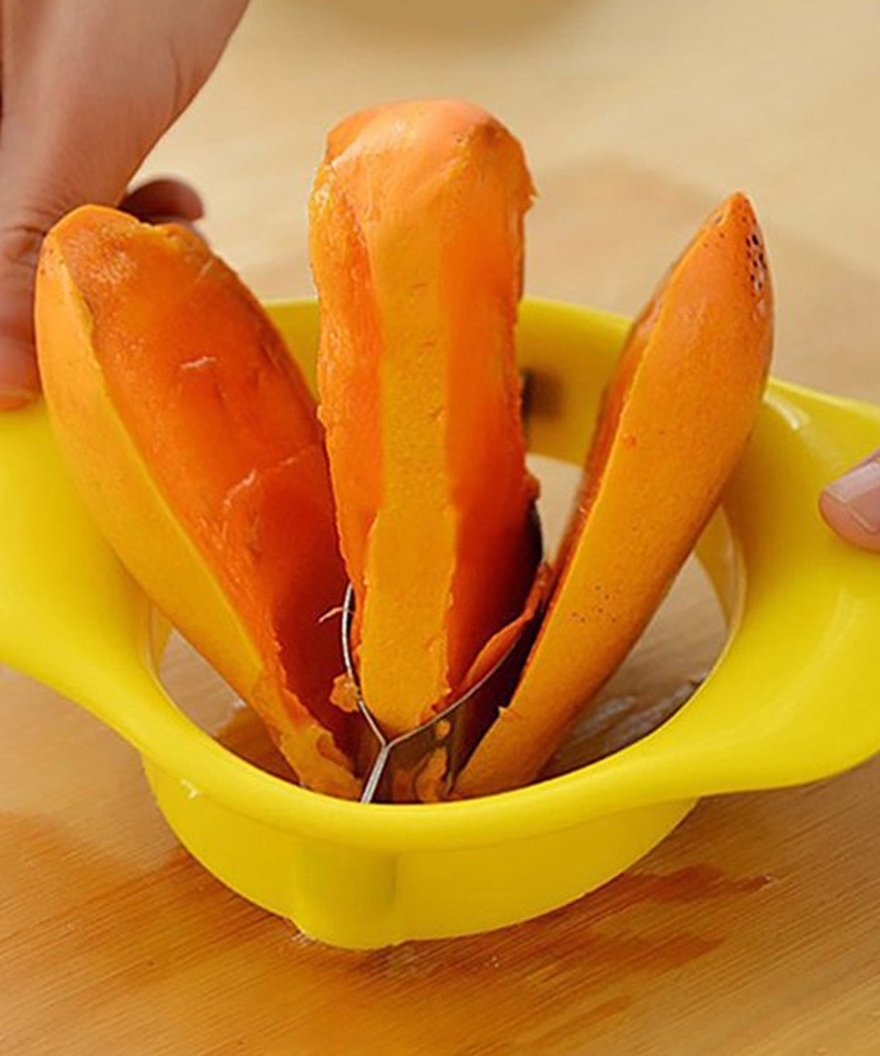 Mango slicer with sharp stainless steel blade for precision