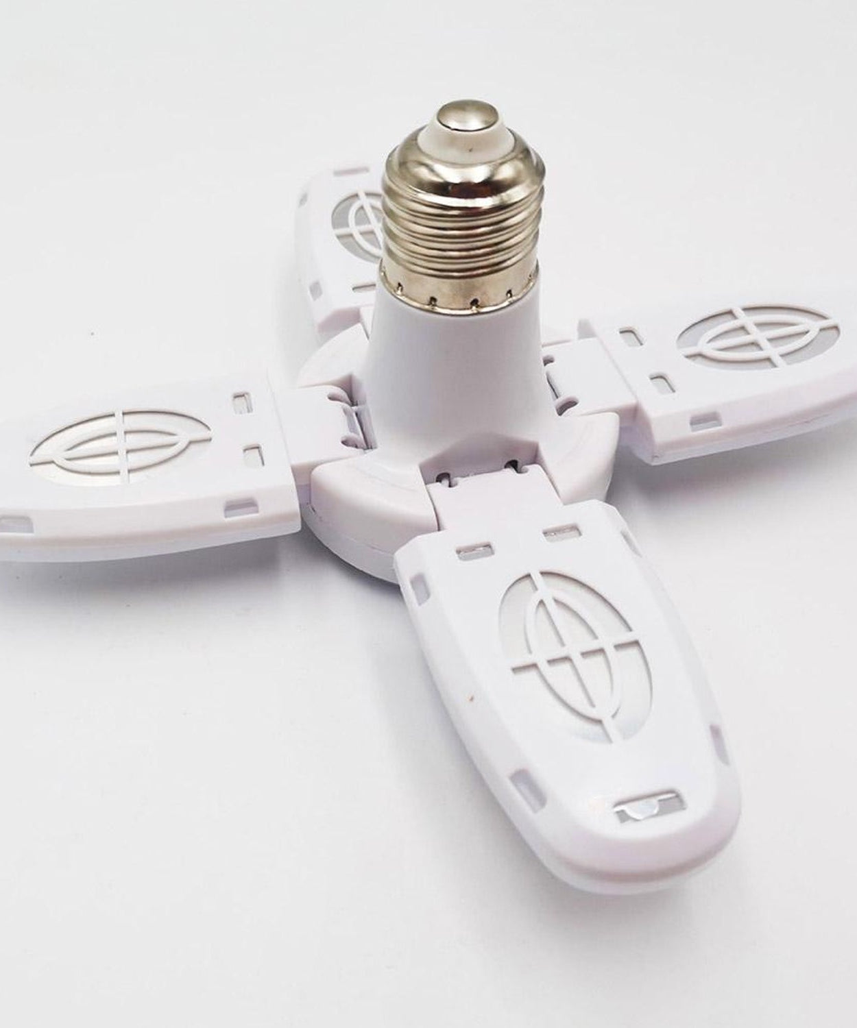 LED bulb with fan blades