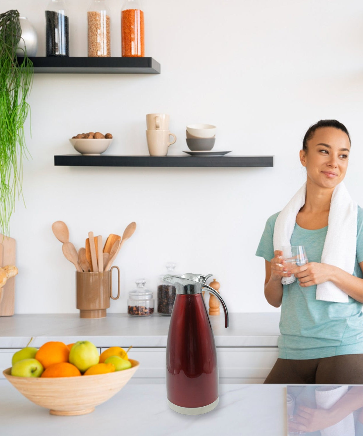 Vacuum insulated stainless steel jug, 2L size, ideal for hot and cold drinks.
