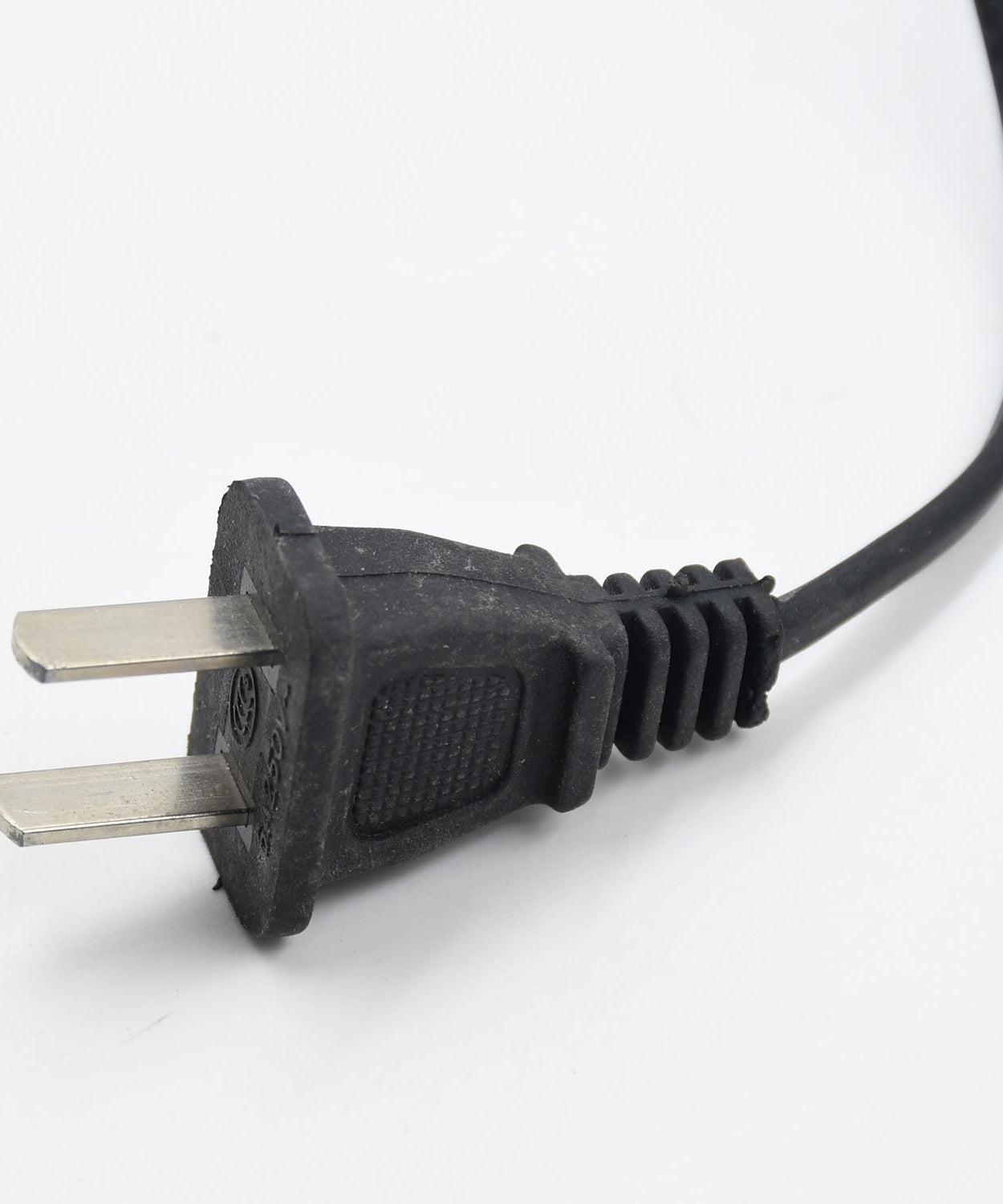 Portable shoe dryer with 220V power, intelligent timing, and USB compatibility for convenience.