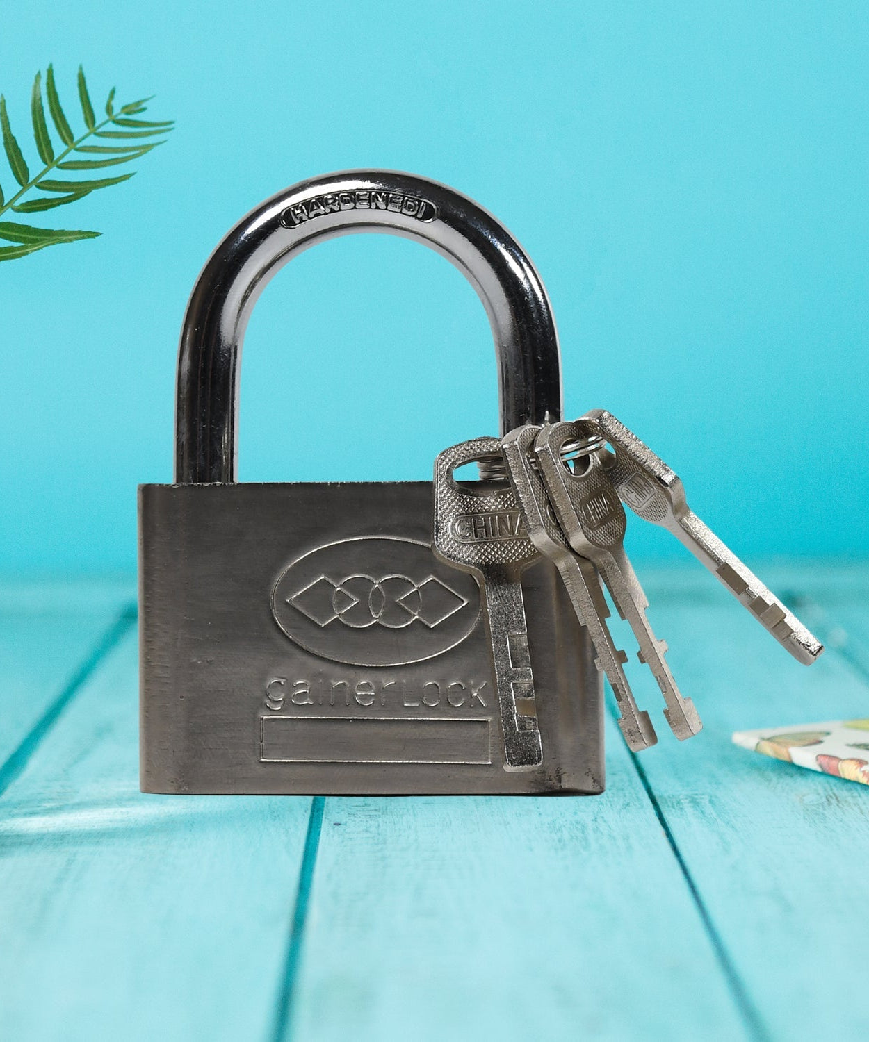 Heavy-duty padlock for securing doors and gates