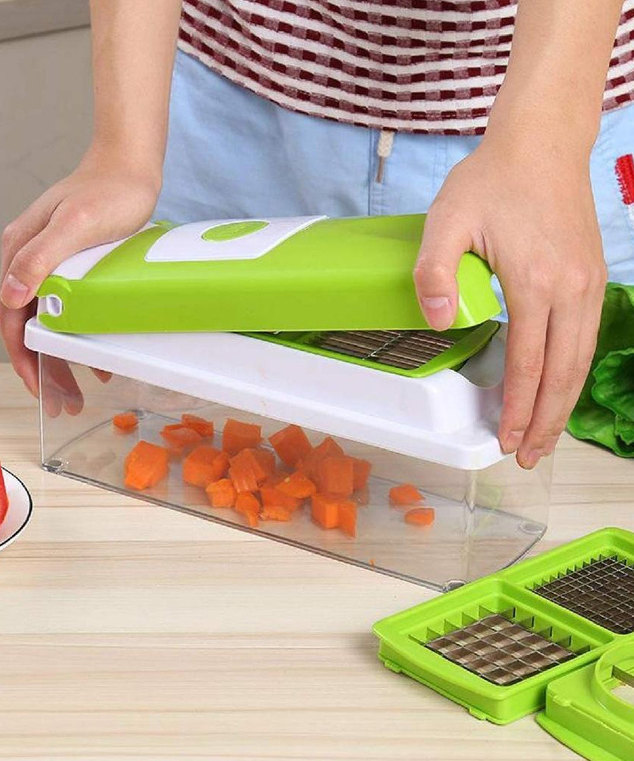 Manual vegetable grater with multiple slicing options