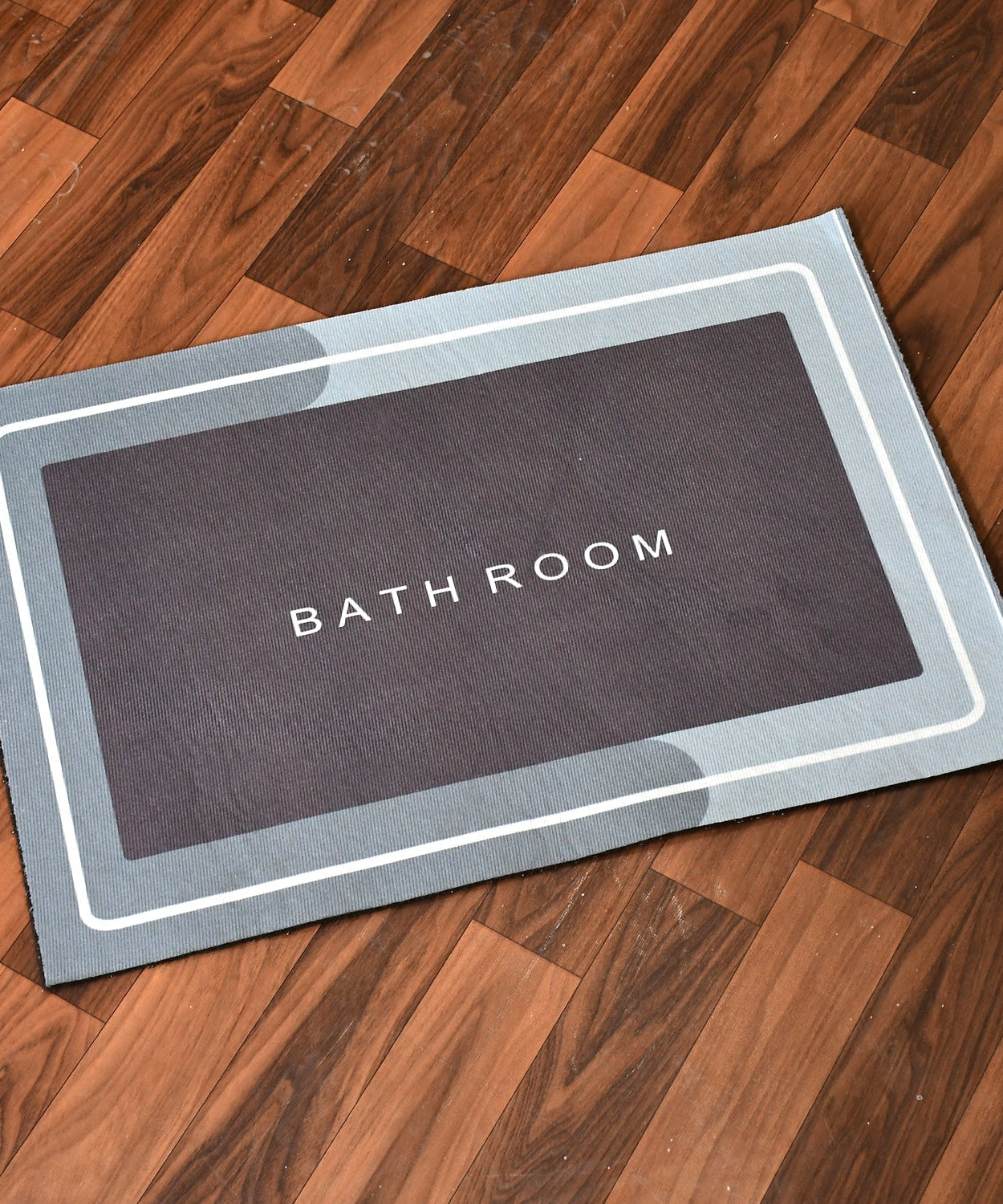 Elegant and functional anti-slip bath mat.